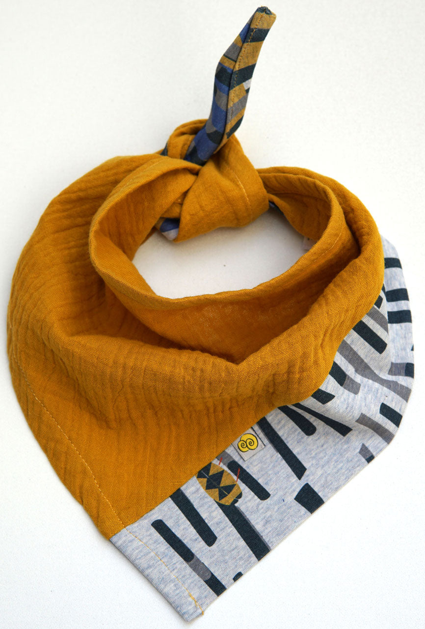 Kopf-und Halstuch für Babys und Kinder aus Musselin mit Fraeulein Prusselise Tigermuster in der Farbe gelb.