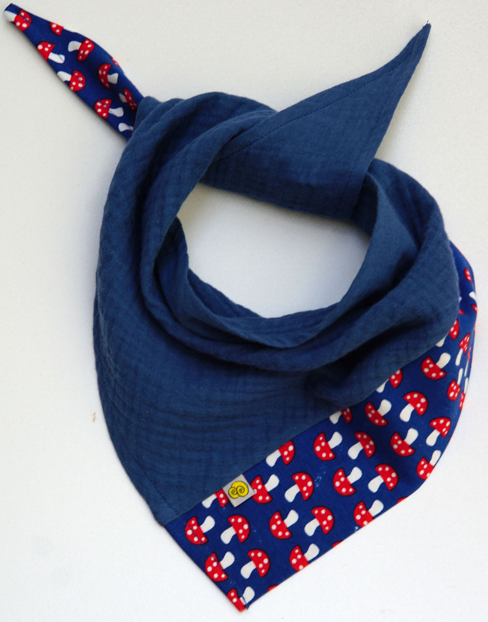 Kopf-und Halstuch für Kinder und Babys aus leichtem Musselin mit Fraeulein Prusselise Fliegenpilzmuster in der Farbe blau.