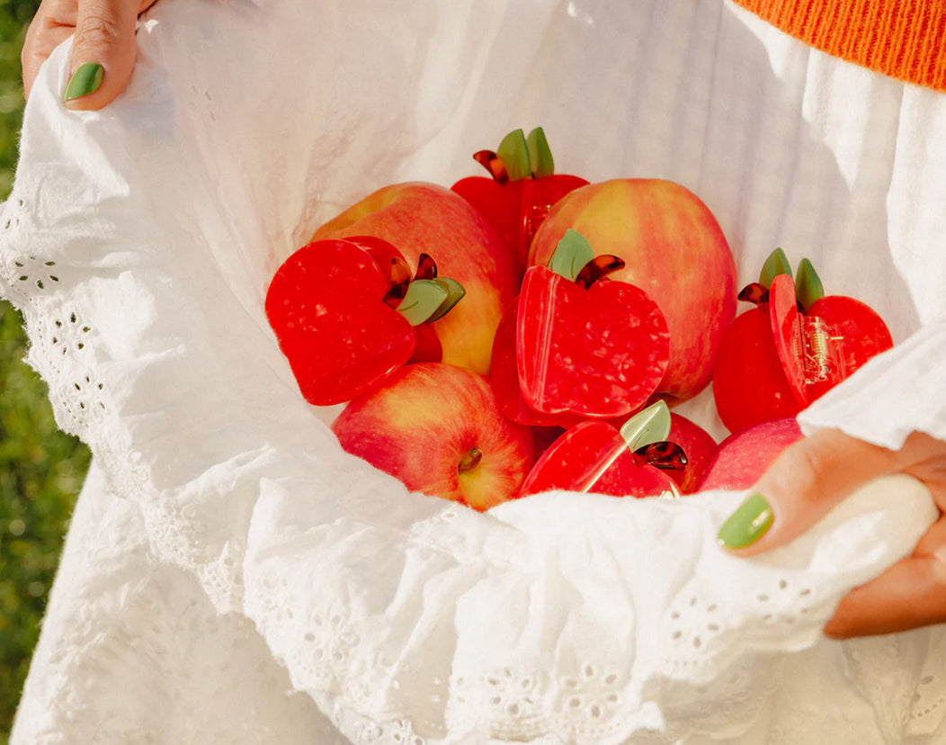 Haarspange in Apfelform und schönem schimmerndem rot.