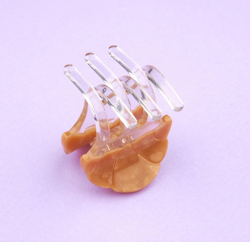 Kleine Croissant Haarspange in einem knusprigem Goldbraun