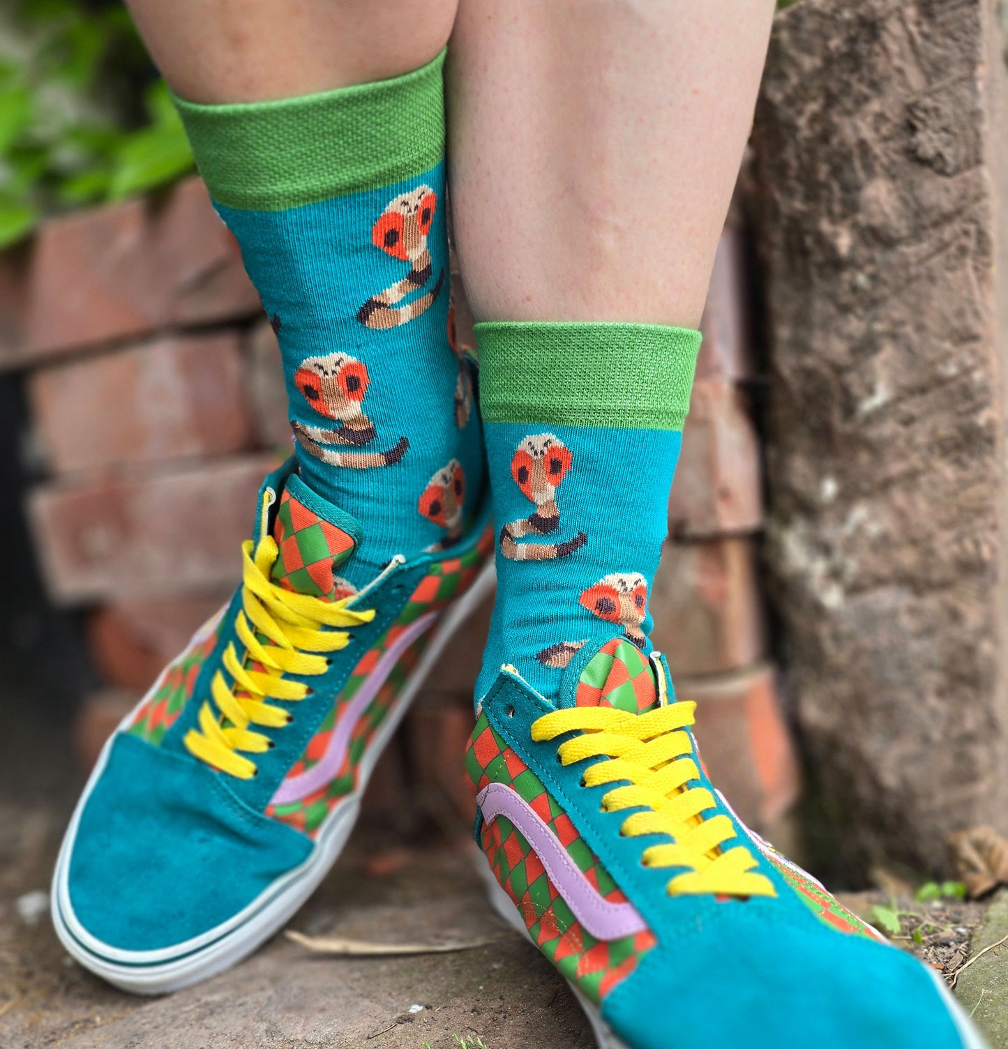 Socken in türkis mit multicolor Kobra Motiv und grünen Kanten, witzig und ein toller Farbakzent.