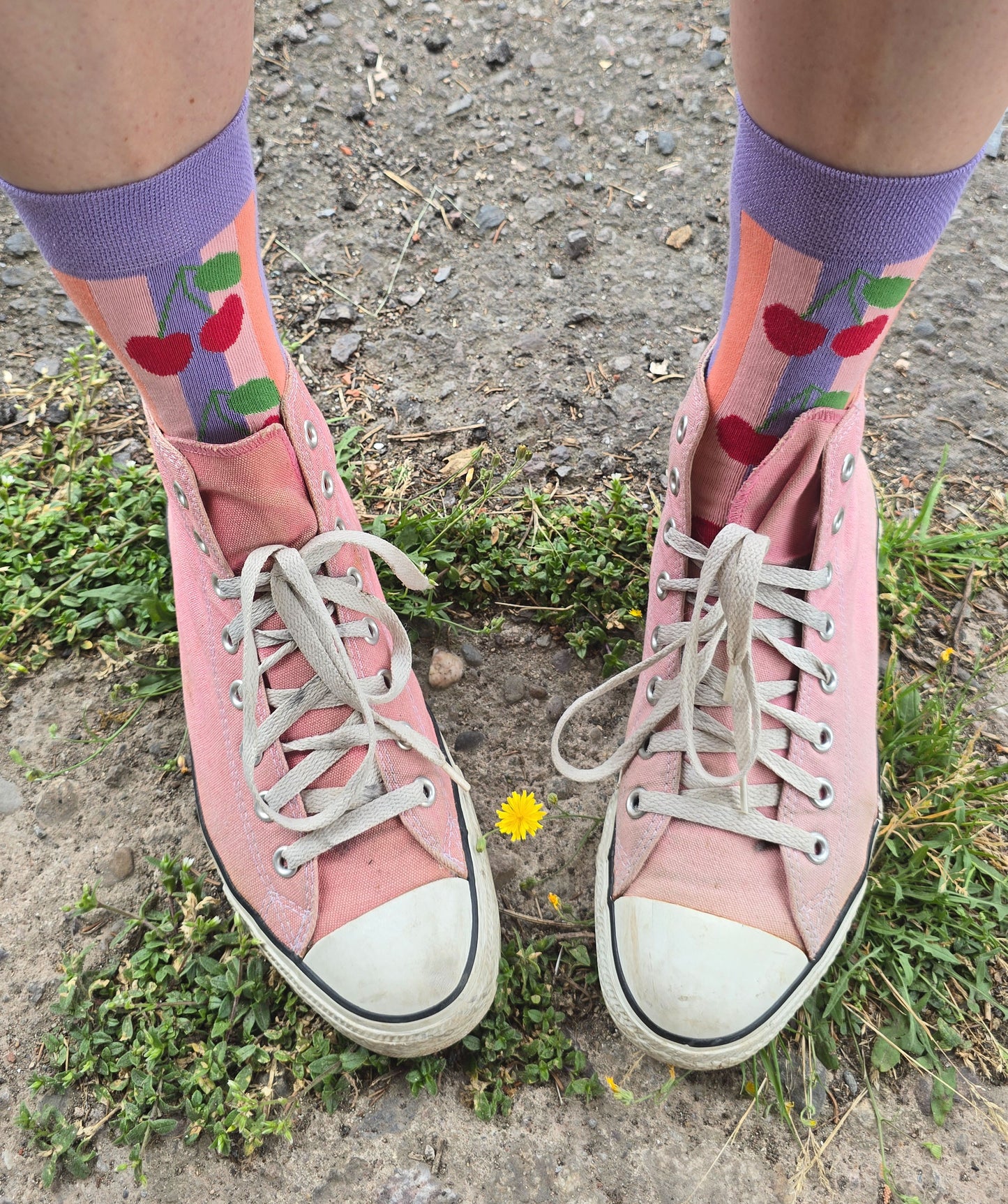 Rockabilly Style Socken mit Kirschmotiv und Blockstreifen in lila und rosa.