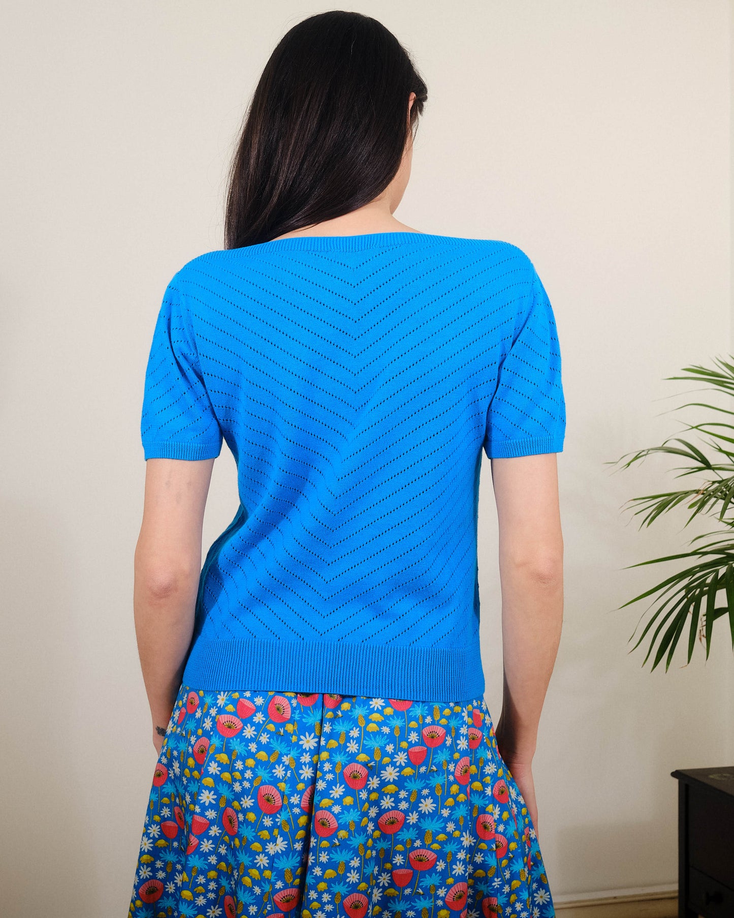 Boatneck pointelle Stricktiop kurzarm in der Farbe blau von Pretty Vacant