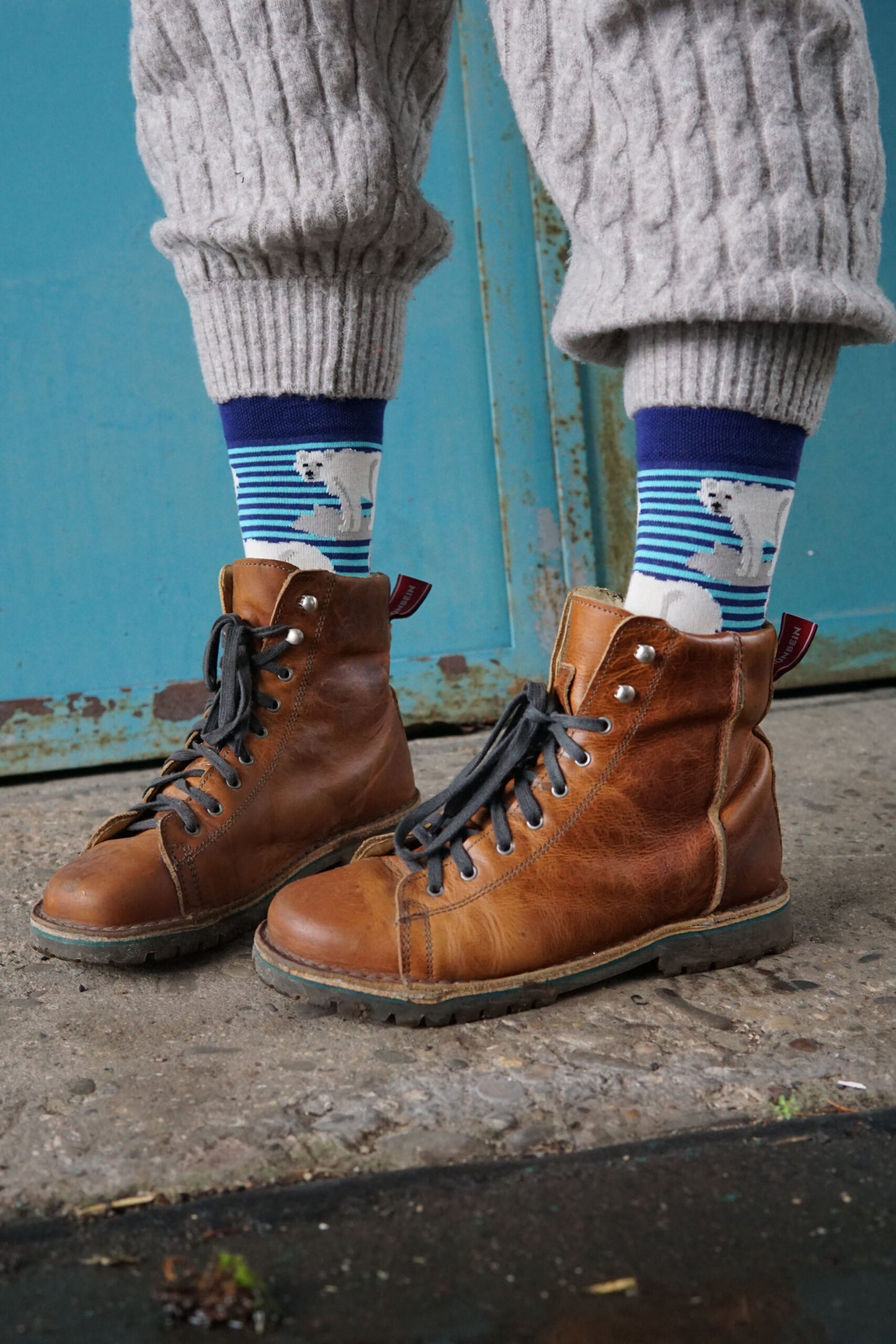 Socke aus Biobaumwolle, mit Partykäfer in Multicolor auf grau Hintergrund.