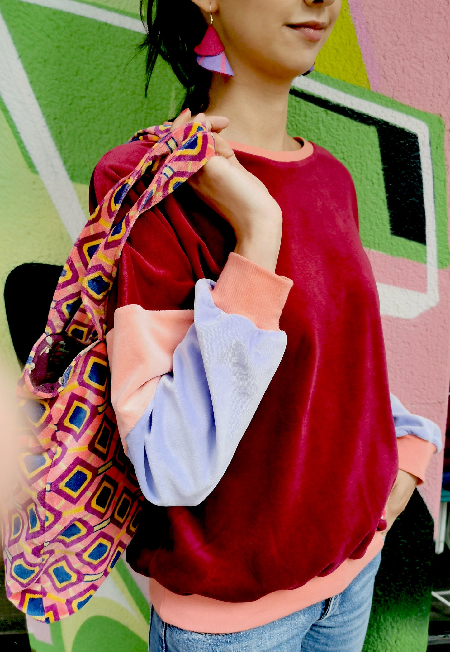 Weiches Organic Nicky Sweatshirt für Damen mit retro Colourblock Streifen am Ärmel.