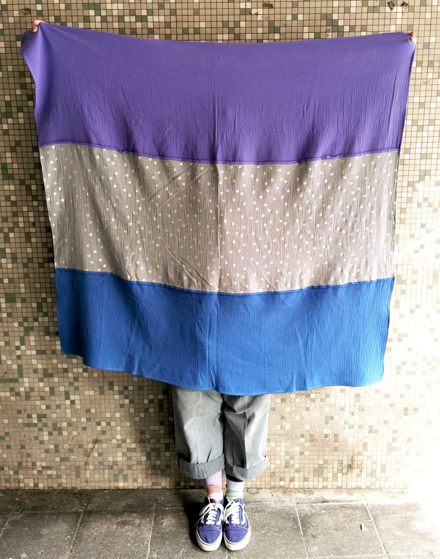 Schönes, leichtes Musselin Tuch in den Farben blau, lila und grau mit goldenen Punkten.