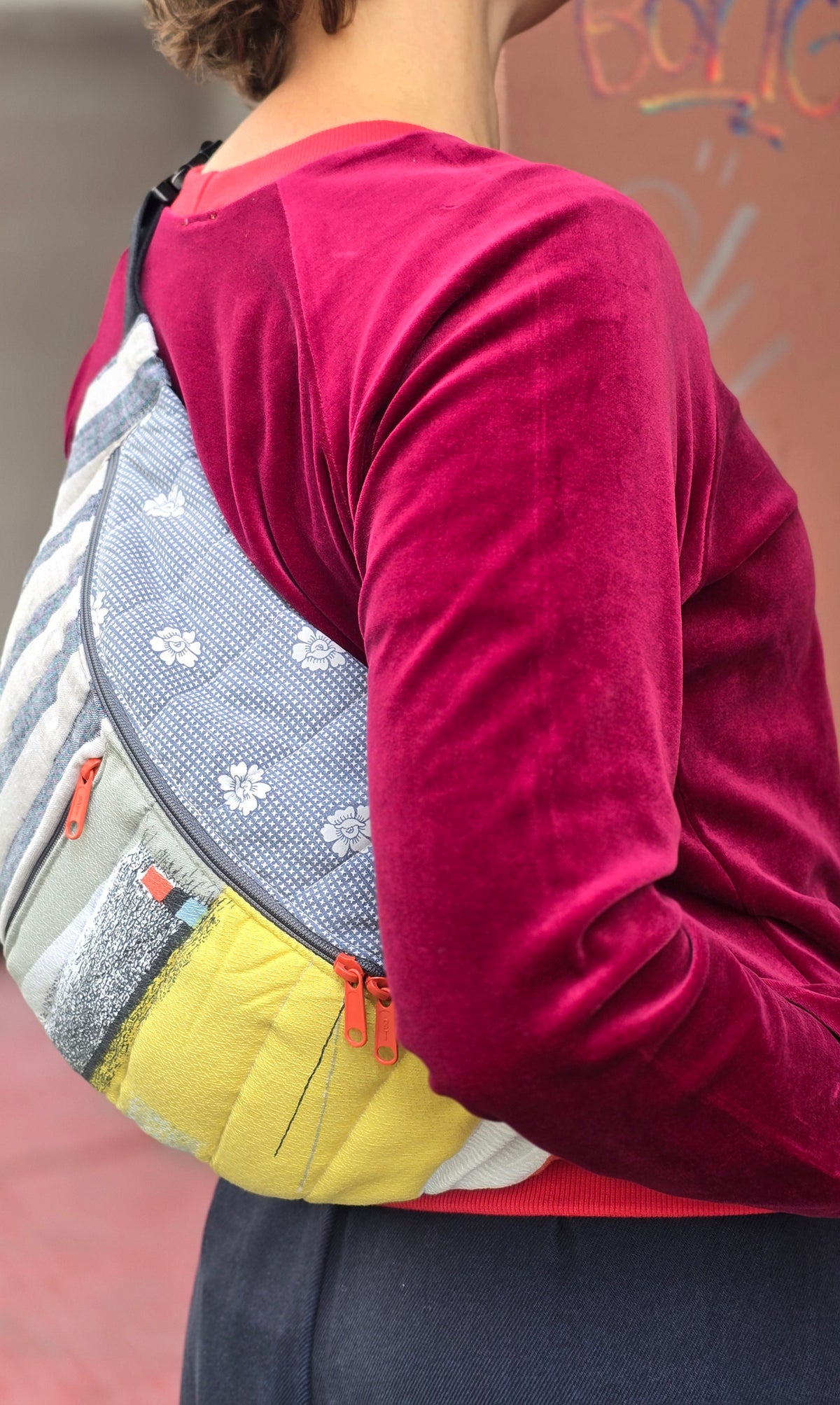 Bauchtasche aus geblümtem Retrostoff und 50ies Küchenmuster, bunt und fröhlich in grau, beige, multicolour, Tragegurt mit Schnappverschluss.
