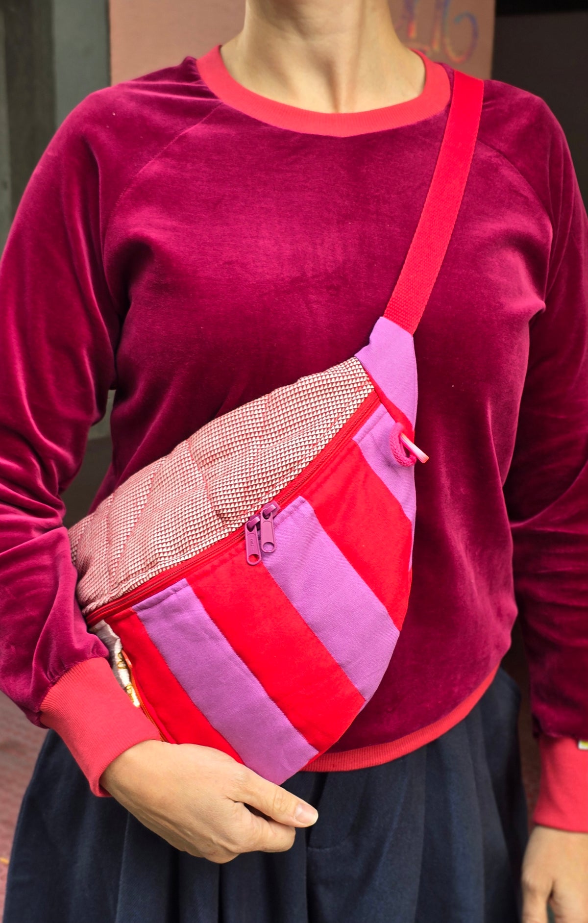 Bauchtasche aus geblümtem Retrostoff und 50ies Küchenmuster und Blockstreifen, bunt und fröhlich in rot, lila, multicolour, Tragegurt mit Schnappverschluss.