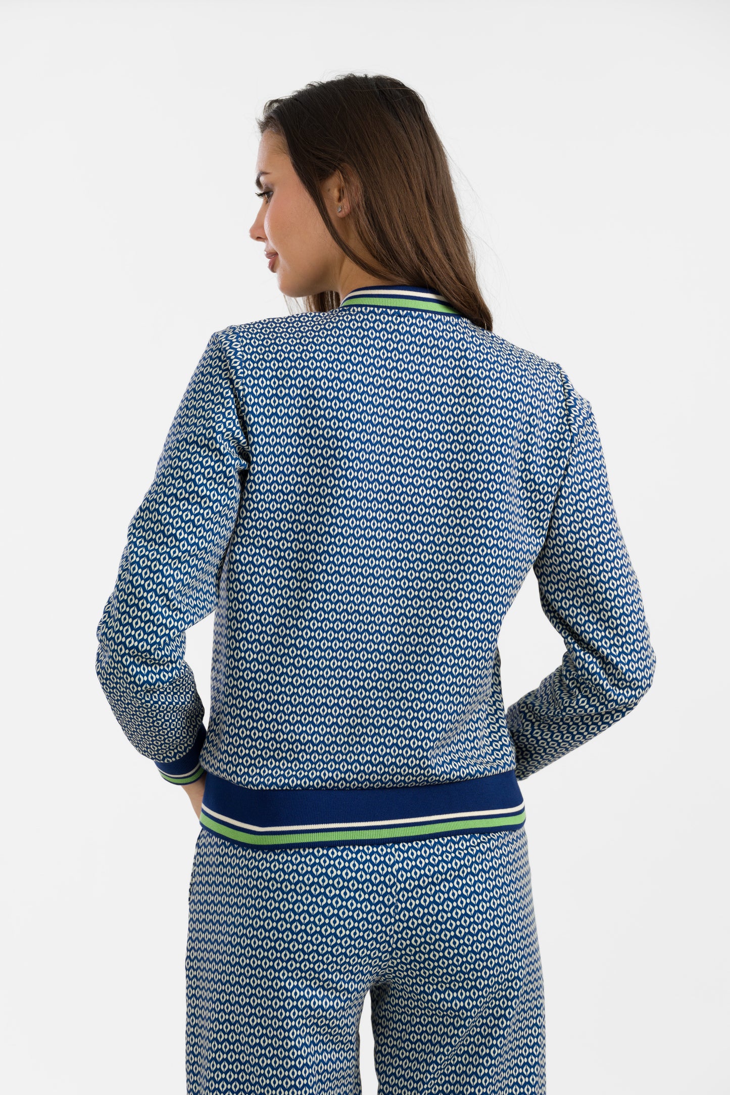 Bomberjacke verspielt in blau-weiss gemustert und mit zwei Blumenstickereien im Brustbereich, Reißverschluss und Bündchen, sowie seitliche Eingrifftaschen.