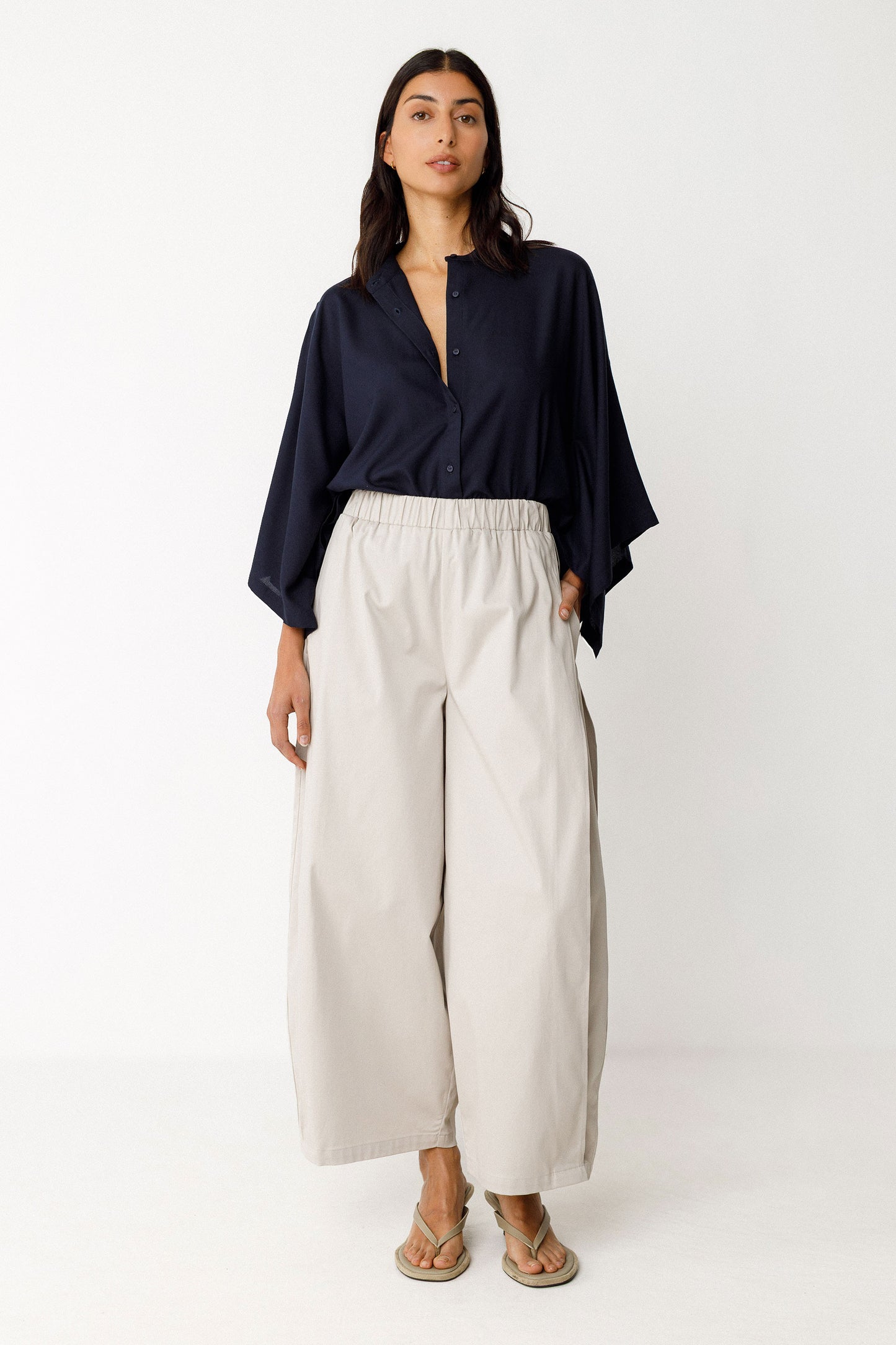 Damenhose in edlem beige mit gelegten Falten von Saum bis Taille in Ballonoptik aus glatter Biobaumwolle.