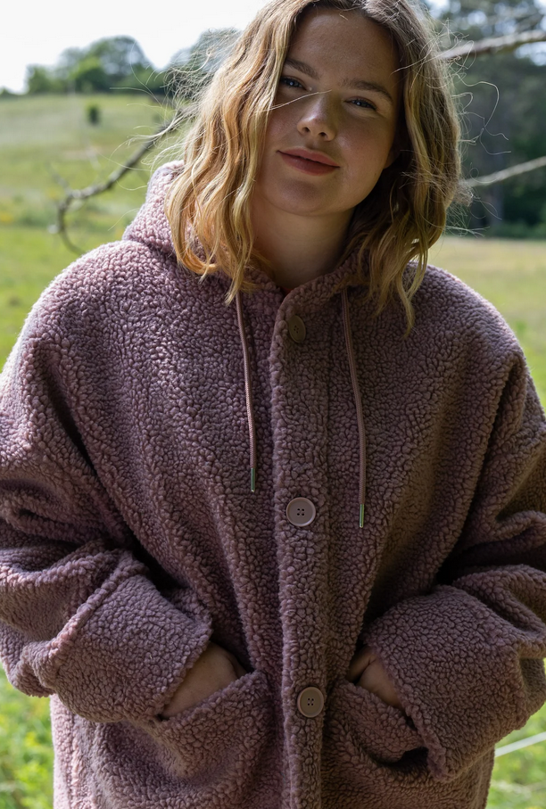 Geknöpfte Damenjacke mit Kapuze aus Teddplüsch und vorderen Knöpfen.