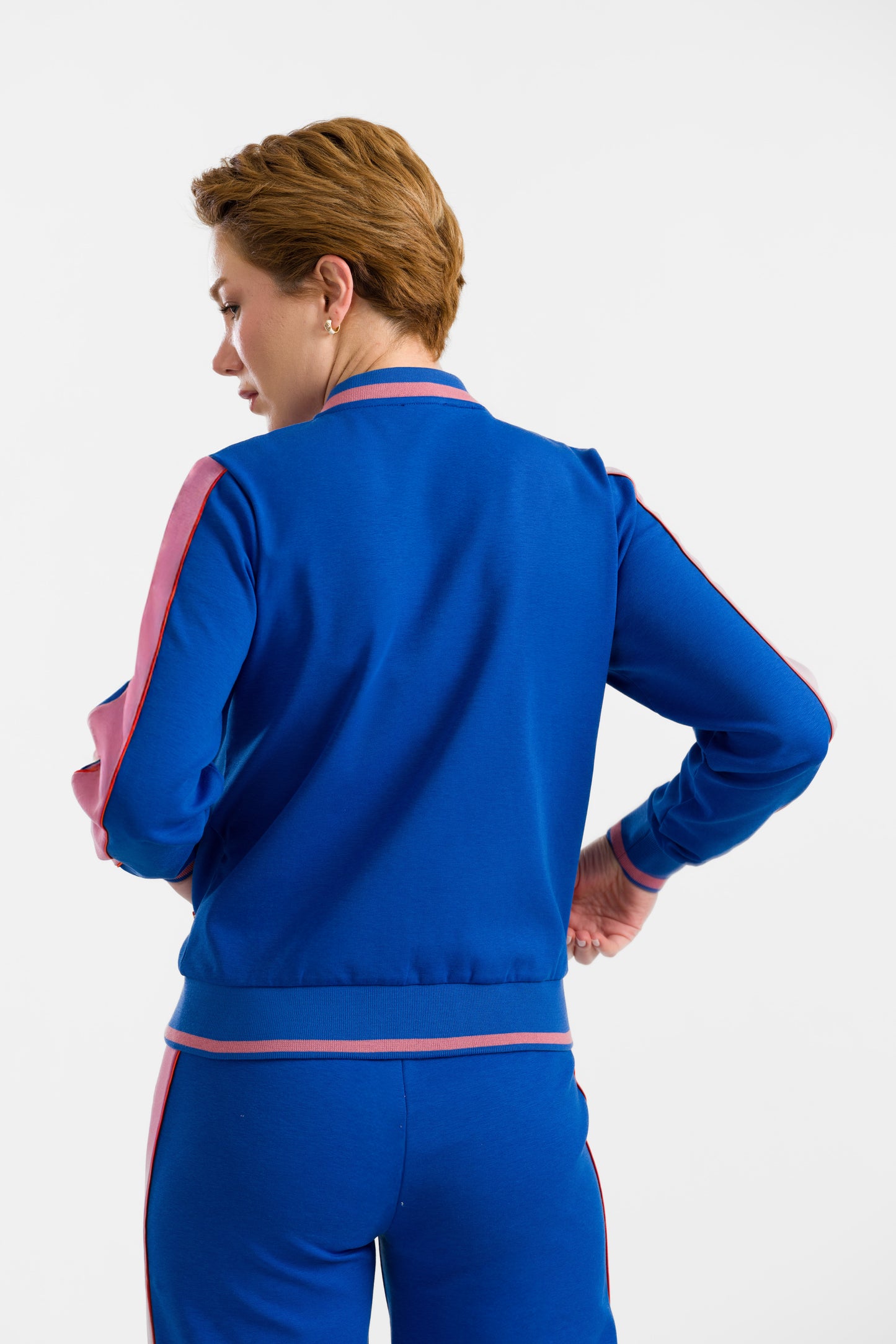 Retro Vibes als Trainingsacke in strahlendem blau, pink und rot, 80ies pur