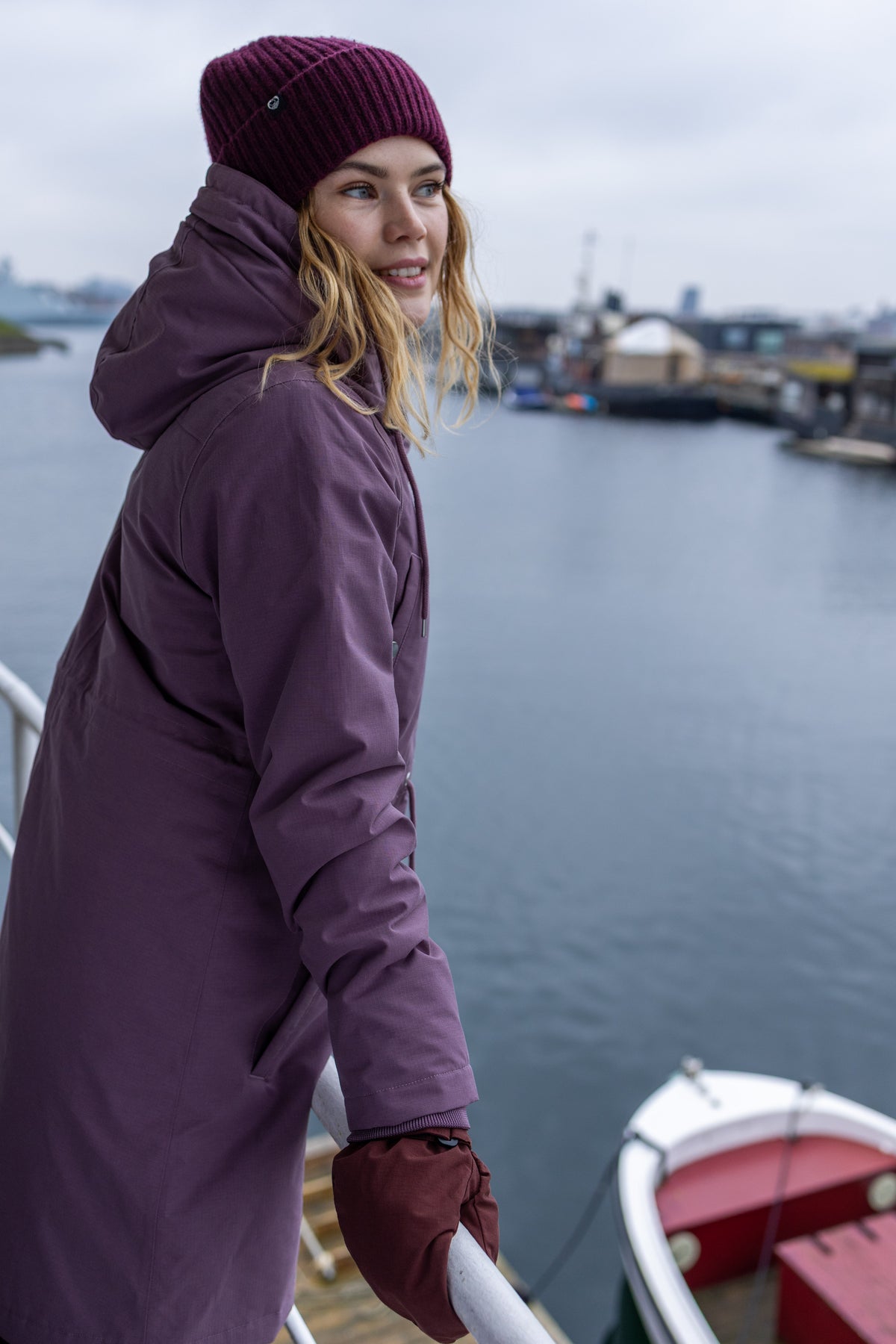 Winterjacke für die gute Laune im Colourblock durch den Winter, mit blau, Pink, rot und orange ist diese sicher der fröhlichste warme Parka der Saison mit Funktion.