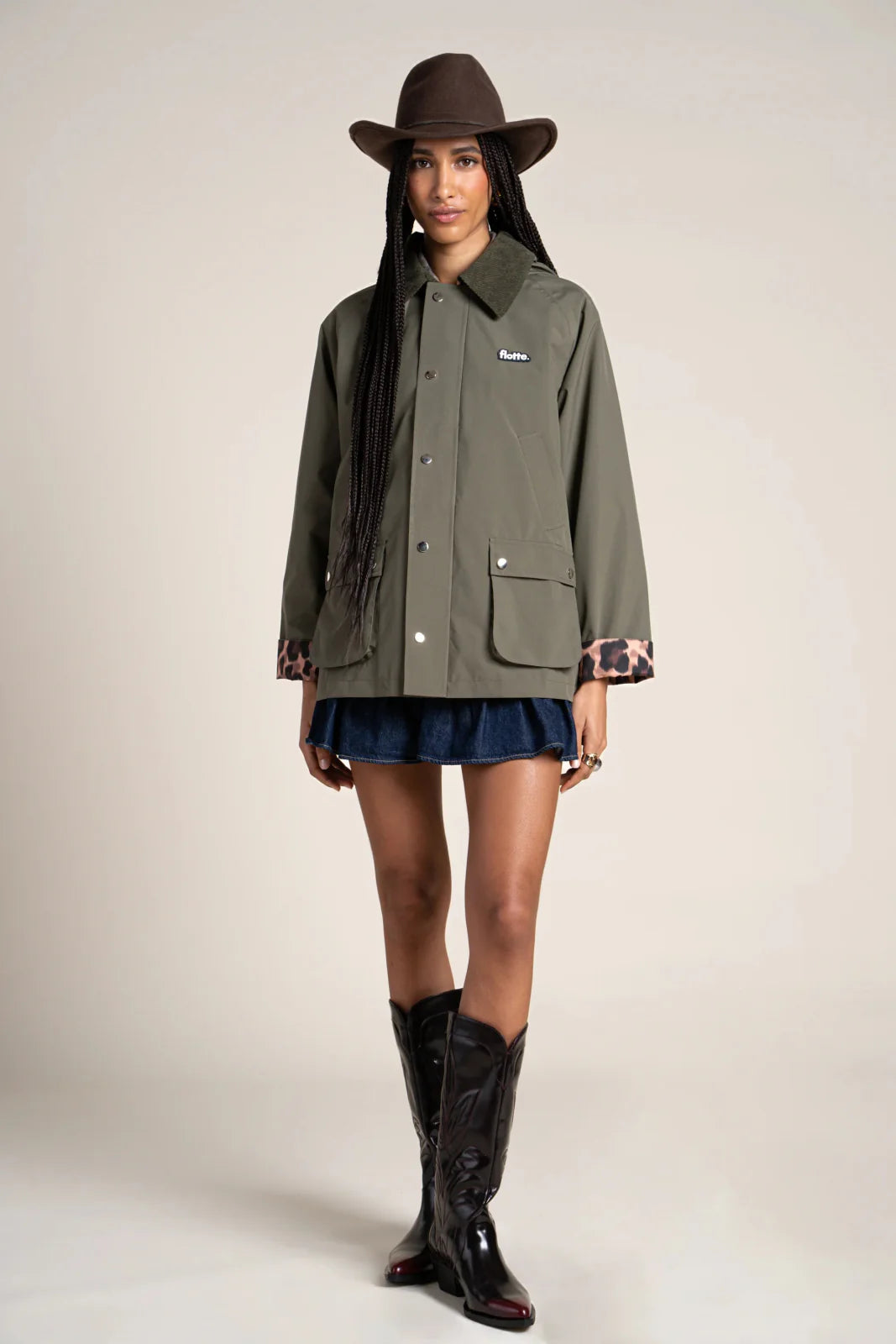 Damen Regenjacke in Kaki mit Leoprint Hihjlights an Armabschlüssen und Innenfutter, locker geschnitten im klassischen Britischen Landhaus Stil.