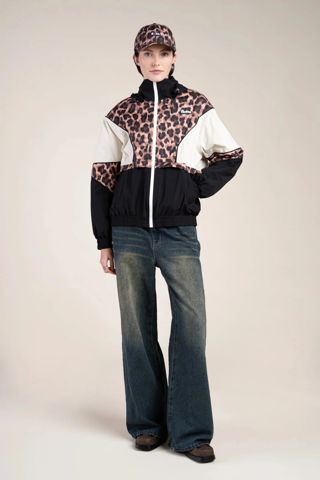 Damen Jacke mit sporty Look Akzente aus Leo-Print und schwarz mit weiss halten den Loo klassisch- die winterjacke ist wattiert und Regenabweisend.