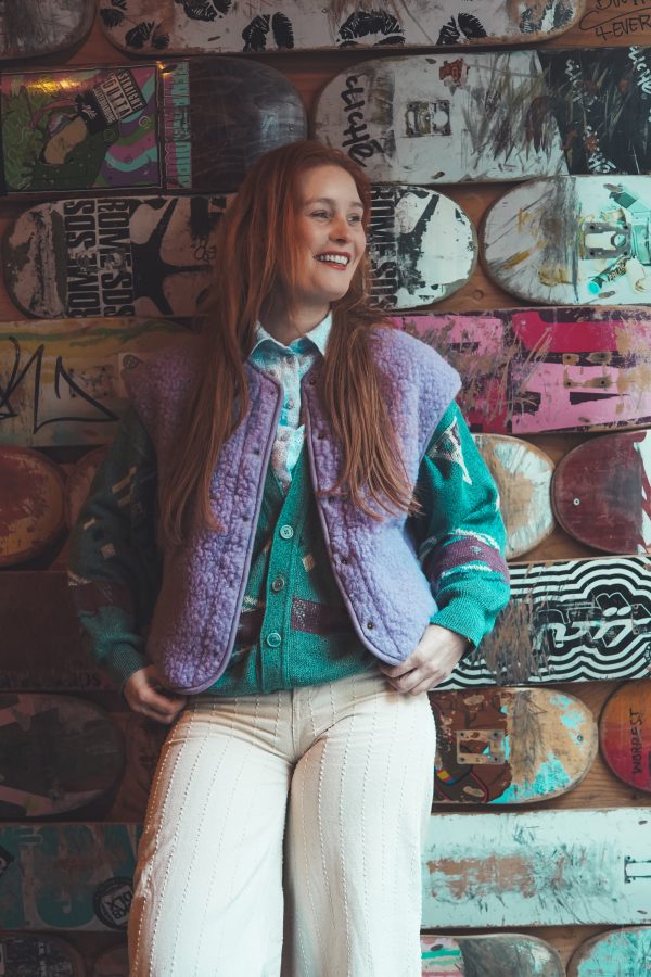 Damen Wollweste aus Teddypüsch mit Druckknöpfen in lila.