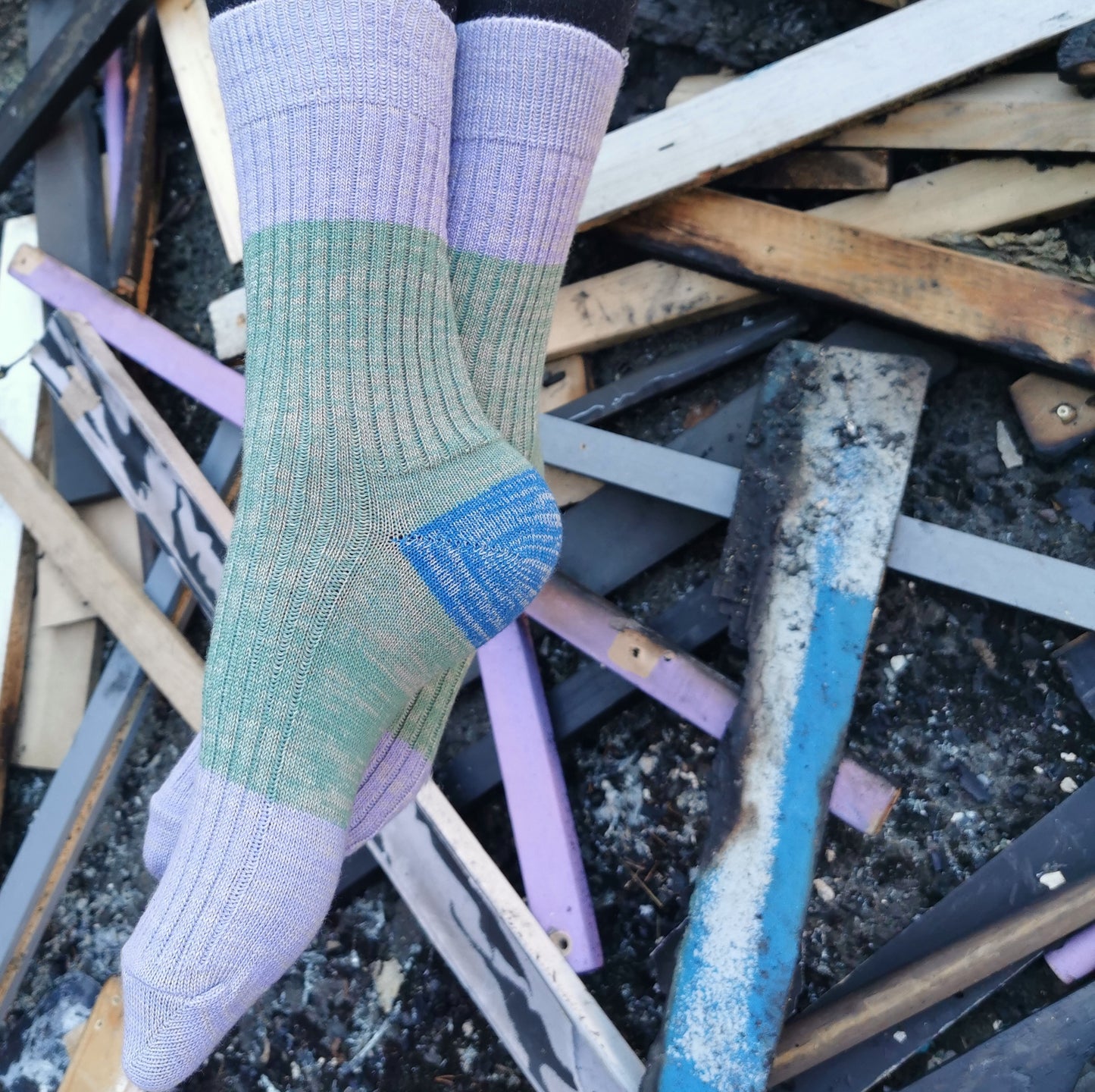 Organic Wollmischung Strumpf in Rippstrick mit Colourblock in gruen und lila