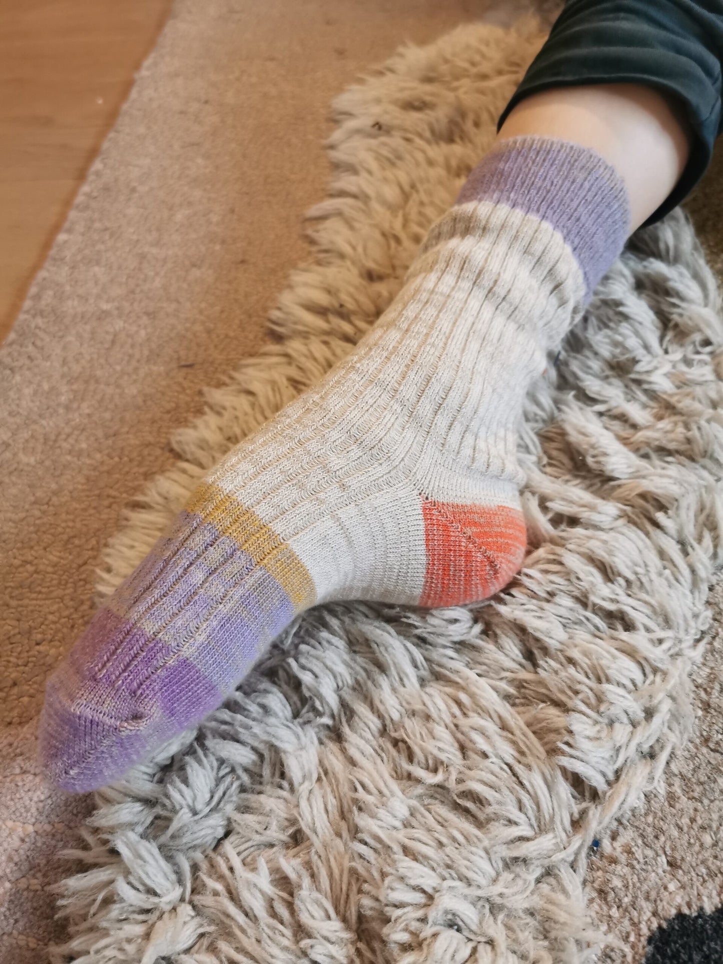 Organic Wollmischung Strumpf in Rippstrick mit Colourblock in beige und lila