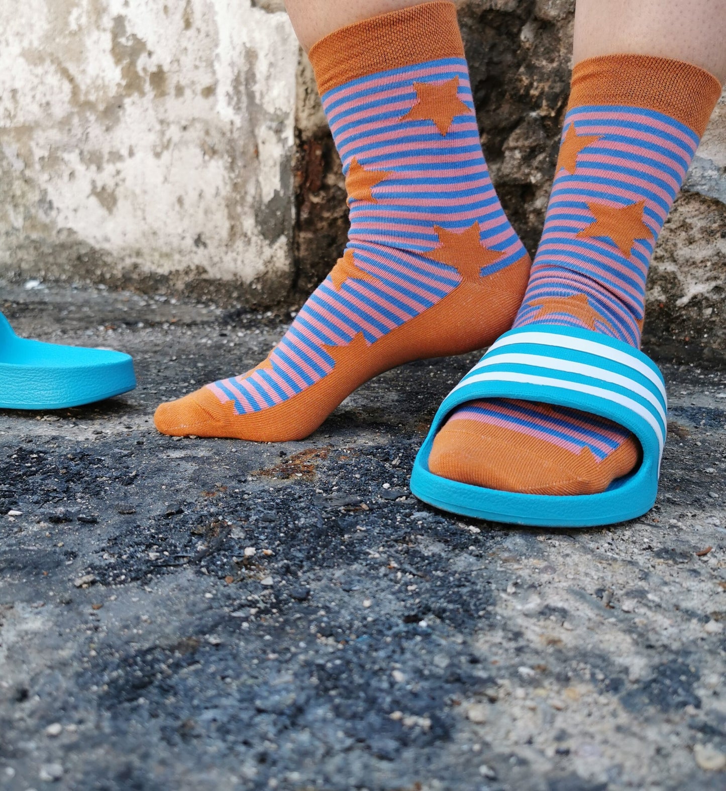 Tragefoto von den Prusselise Zimtsternsocken in bau,beige und zimt.