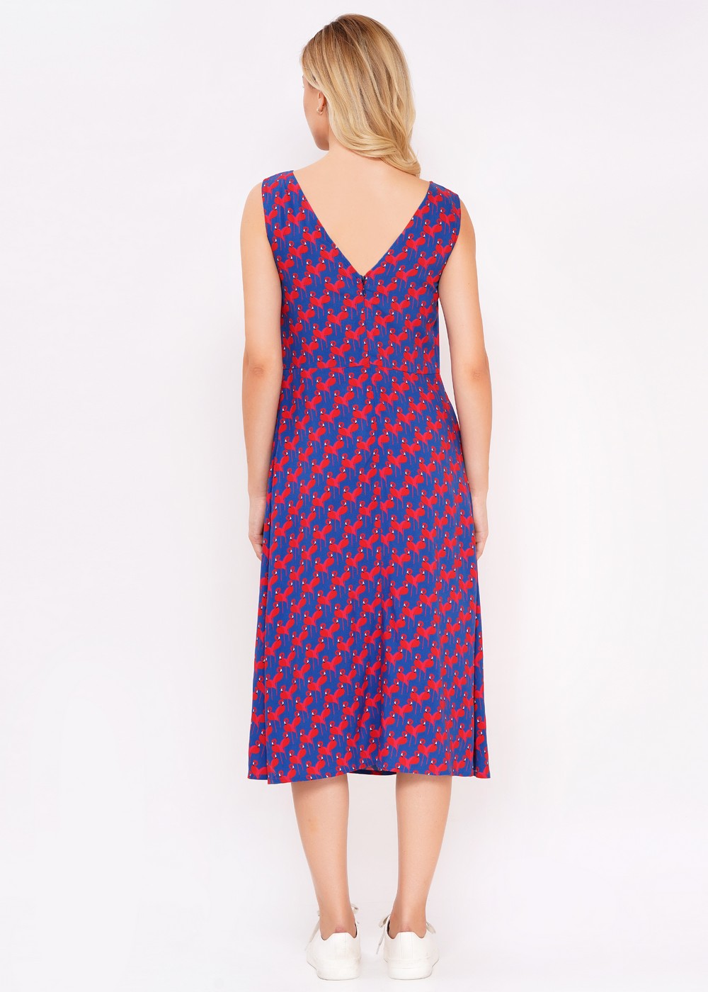 Blaues, weich fließendes, ärmelloses Kleid mit roten Flamingos aufgedruckt, die Herzchenmuster entstehen lassen.