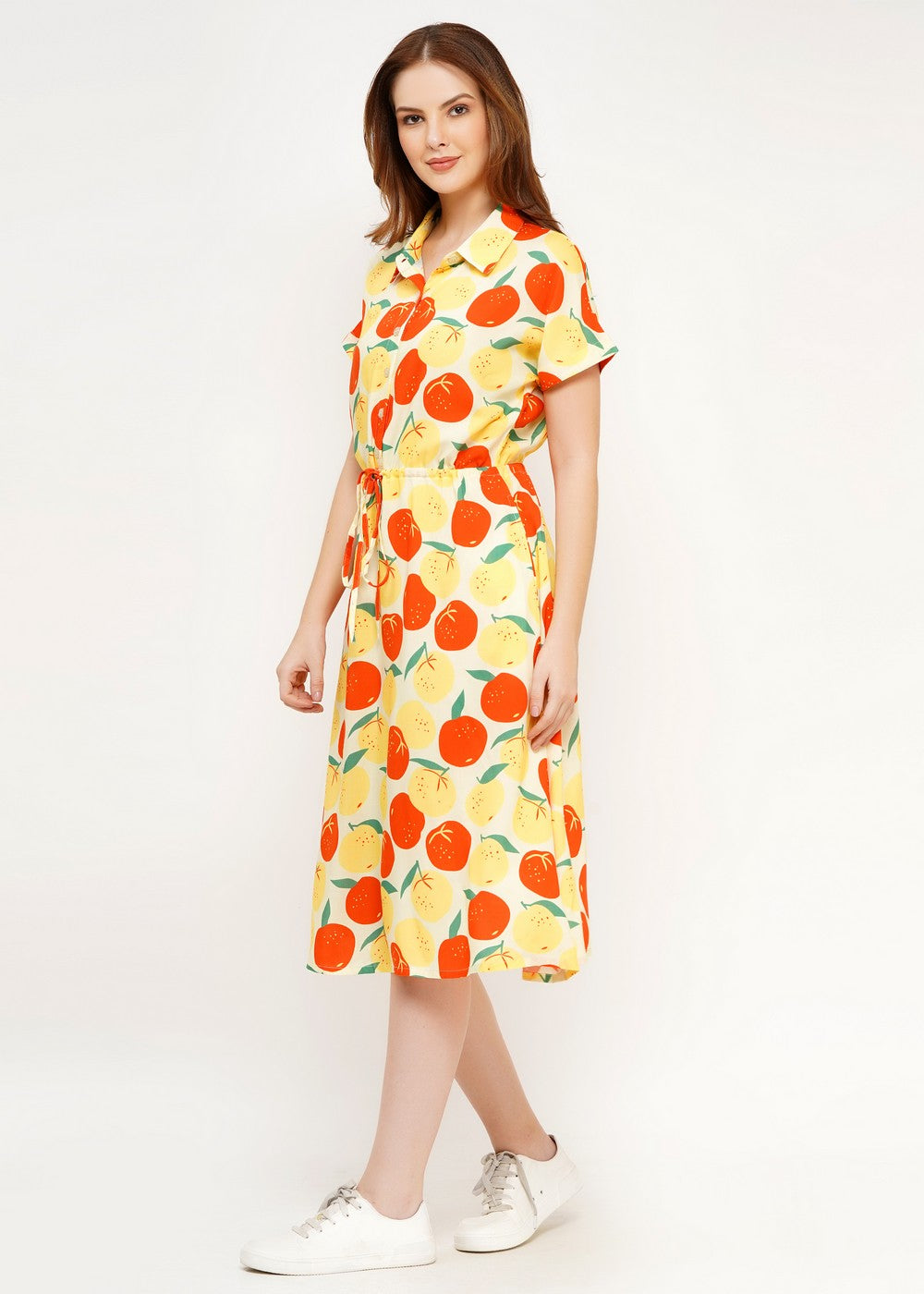 Knielanges Kleid, geknöpft mit Kragen und kurzem Ärmel, großer Print allover mit Zitrusfrüchten orangen und Zitronen und grünen Blättern.