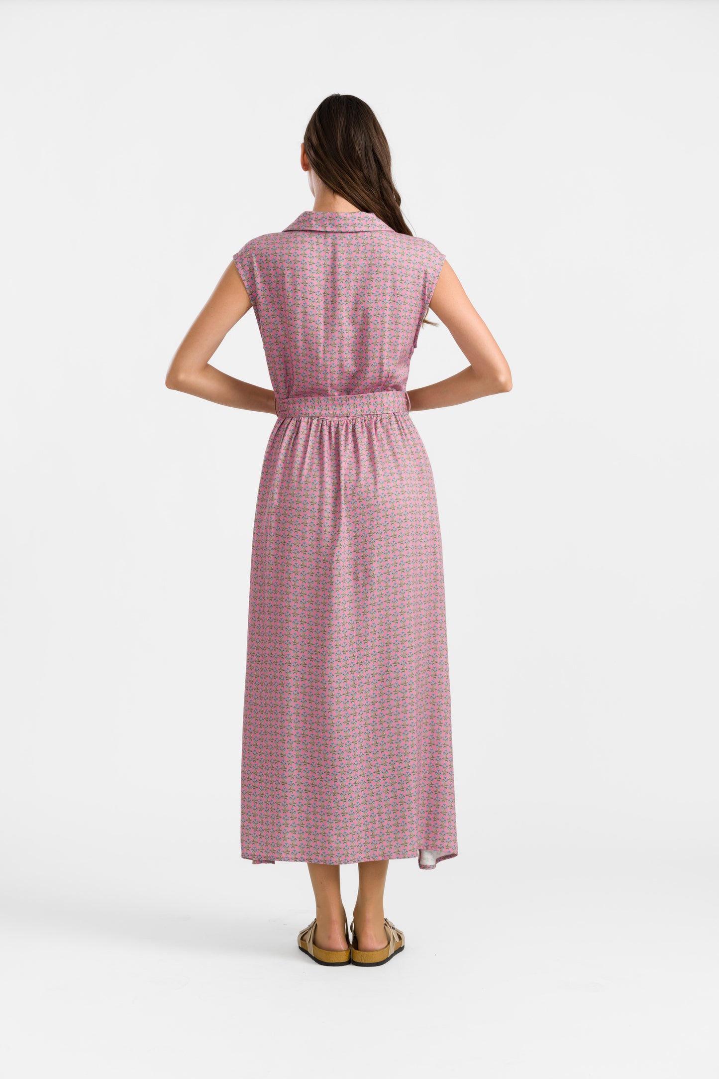 Damen Kleid organic, zart geblümt aus weich fließendem rosa Stoff, wadenlang mit Bindegürtel und seitlichen Eingrifftaschen.