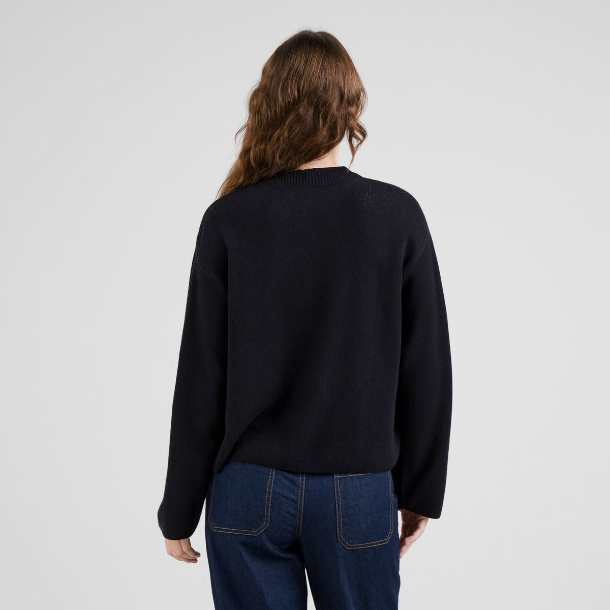 Verspielter trickpulli mit Katzen und Händen in schwarz-weiss Muster.