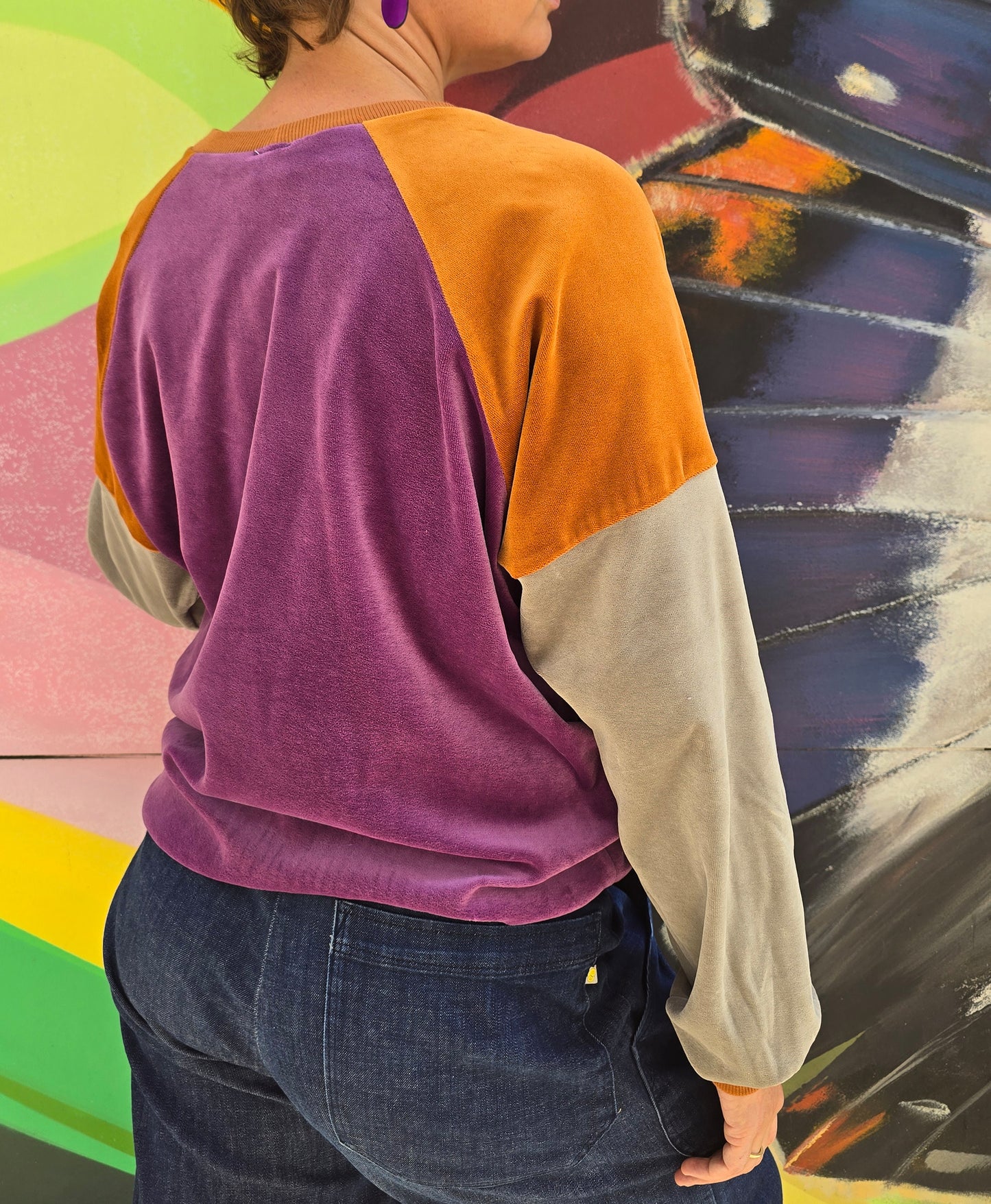 Kuschelig weicher Nicky Sweater in lila, zimt und Grau, retro imcolourblock.