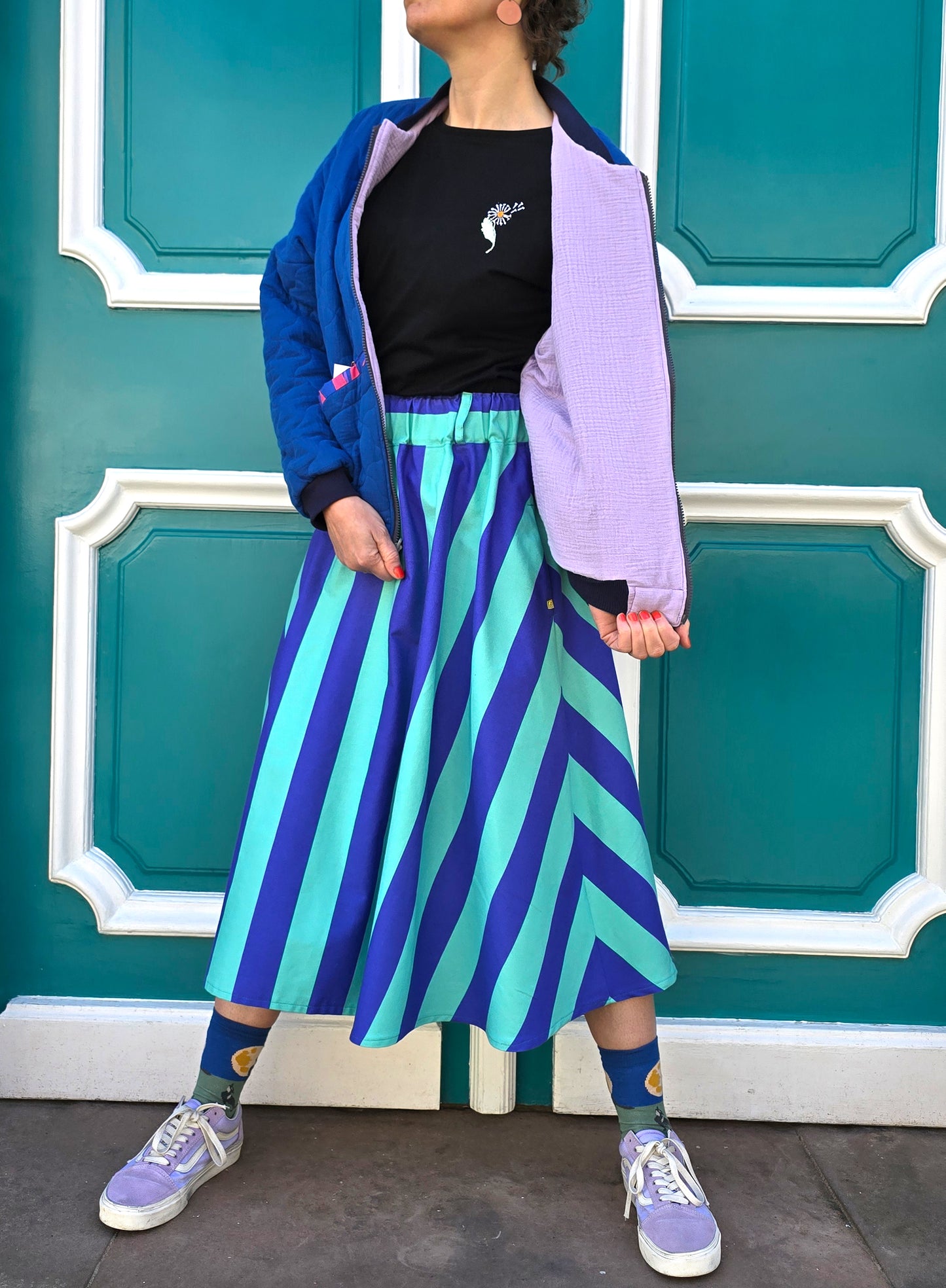 Gestreifter, ausgestellter,schwingender Rock mit Blockstreifen in türkis und blau, seitlichen Eingrifftaschen.