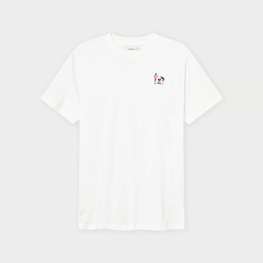 Weisses Herren T-Shirt für alle, die gerne Feuer machen mit gestickten Herren im Brustbereich am Grill, beste Grillbuddies mit Bierchen und Basecap.