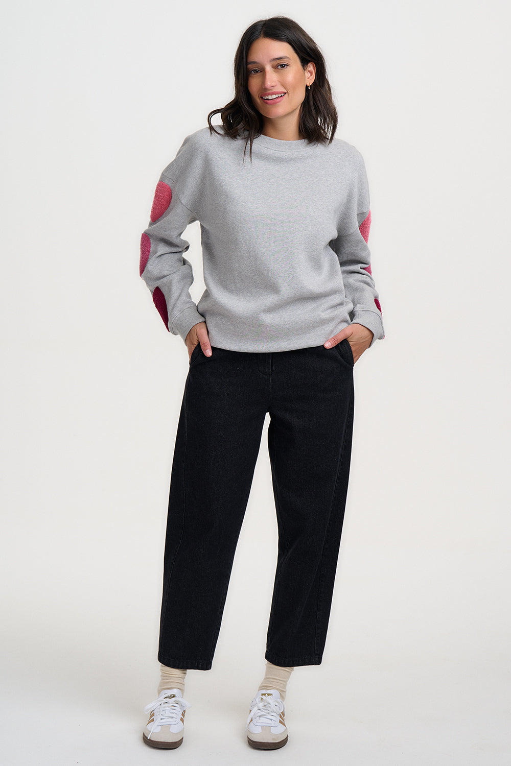 Klassisches Sweatshirt in hellgrau Mélange mit langen Ärmeln und drei getufteten Herzen in unterschiedlichen pink Tönen, süss romantisch und doch sortlich.