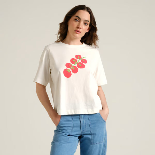 Loose Fit Damen T-Shirt, kurz, trendy in natur weiss mit Tomatenrispe als Druck im Brustbereich in rot und grün, bio und fair.