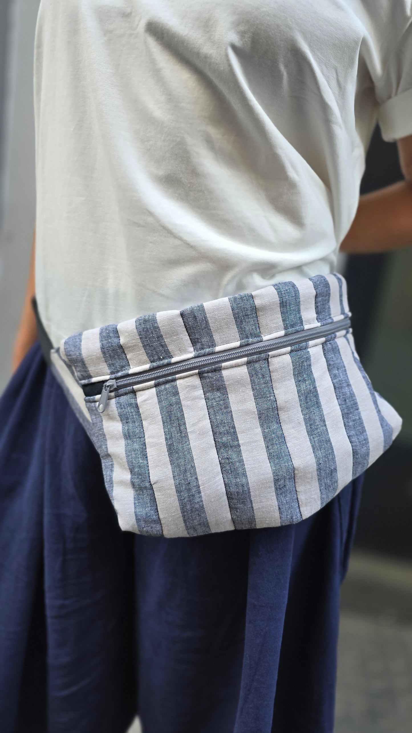 Rechteckige Handtasche oder Bauchtasche mit verstellbarer Schnalle, weich wattiert aus Canvas, fester Baumwolle mit Blockstreifen und Reißverschluss grau/beige.