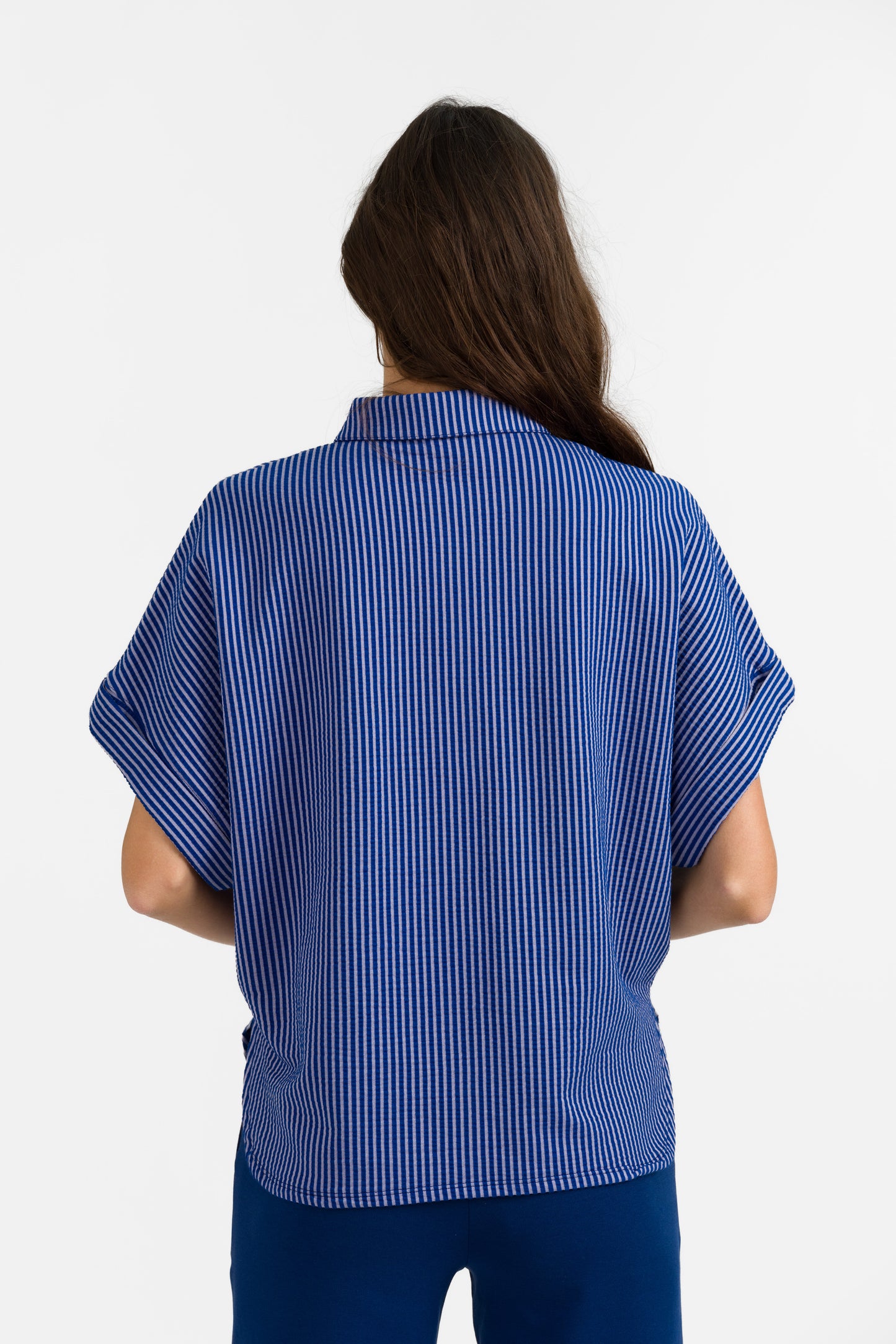 Blau-hellblau gestreifte Seersucker Bluse in Loosefit Style mit Bubikragen und weit üerschnittenem kurzen Ärmel mit Aufschlägen- Vorne geknöpft.