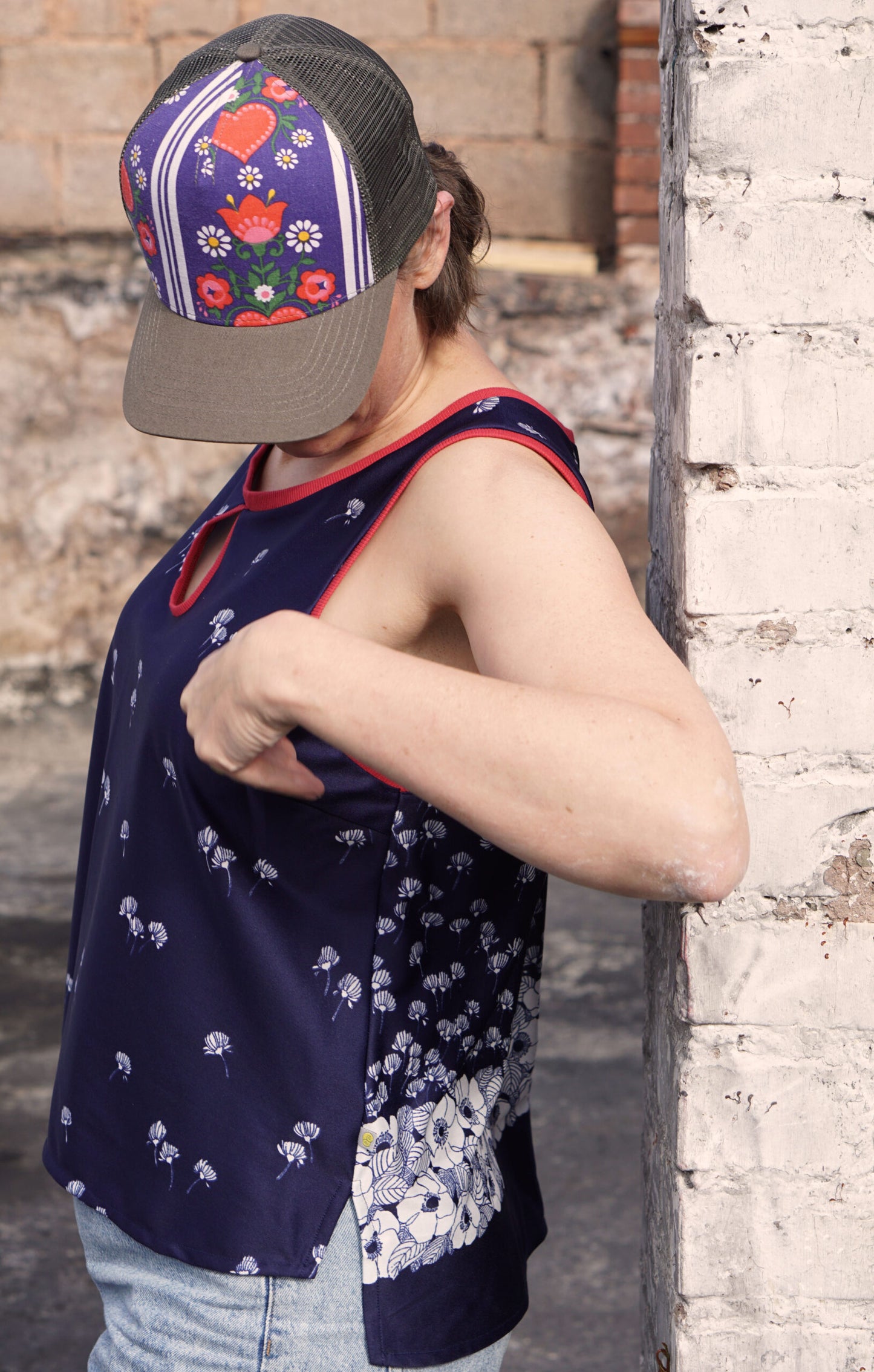 Wunderschönes, sommerliches Top mit Pusteblumen in dunkelblau.