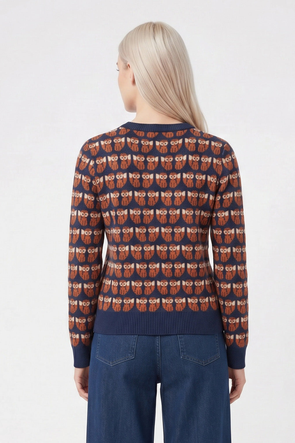 Stickpullover in dunkelblau mit orange Fuchsmuster allover, cute und retro in einem, Klassischer Pulloverschnitt.