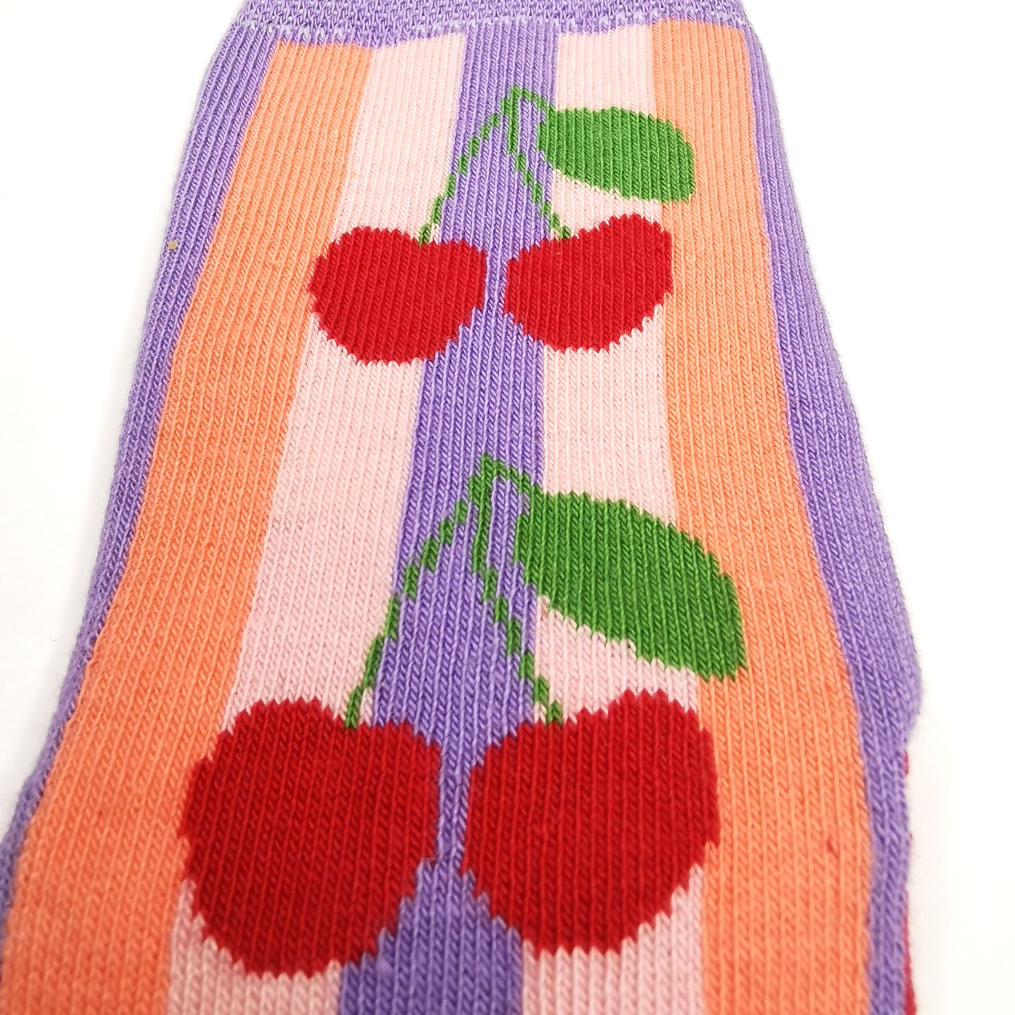 Prusselise Socken mit schoenem Kirschmotiv in rot,lila und creme.