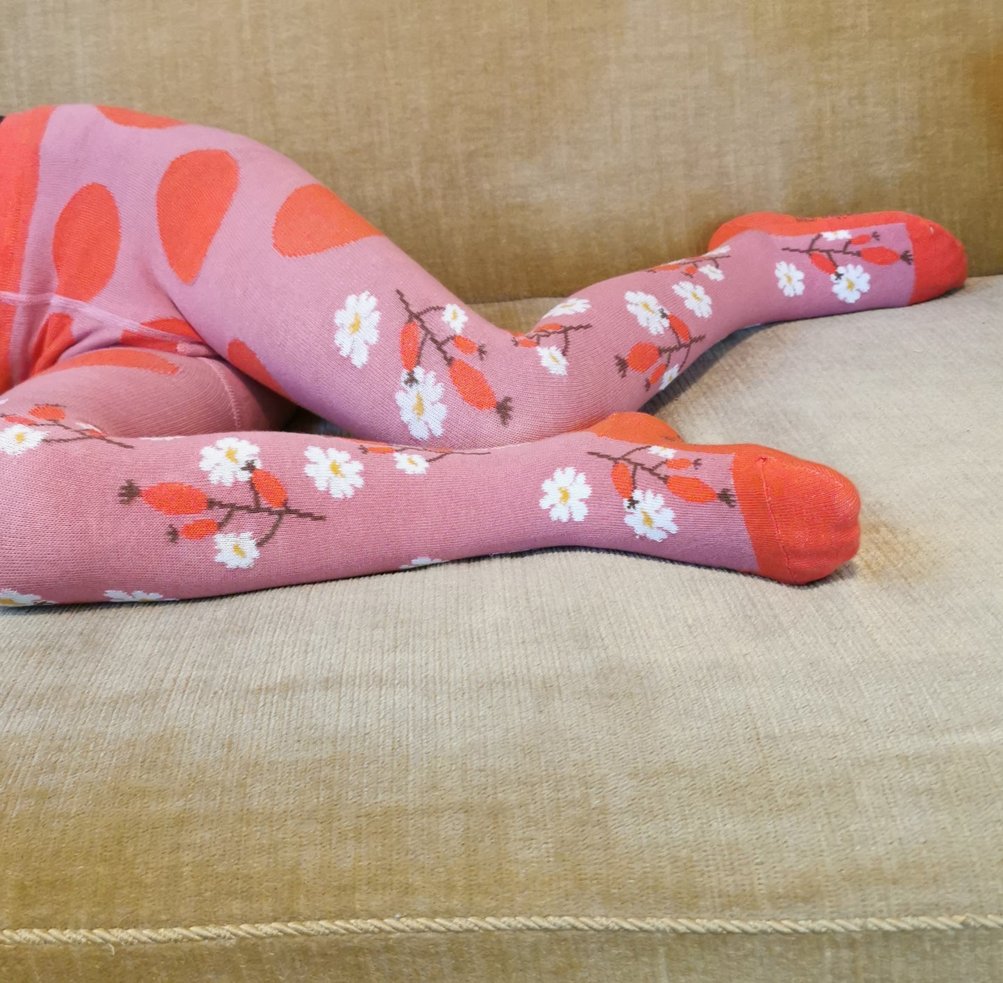 Kinder Strumpfhose aus Biobaumwolle in Pink-Rosa Tönen mit blumigem Hagebutte Motiv und roßen Punkten im Bauchbereich.