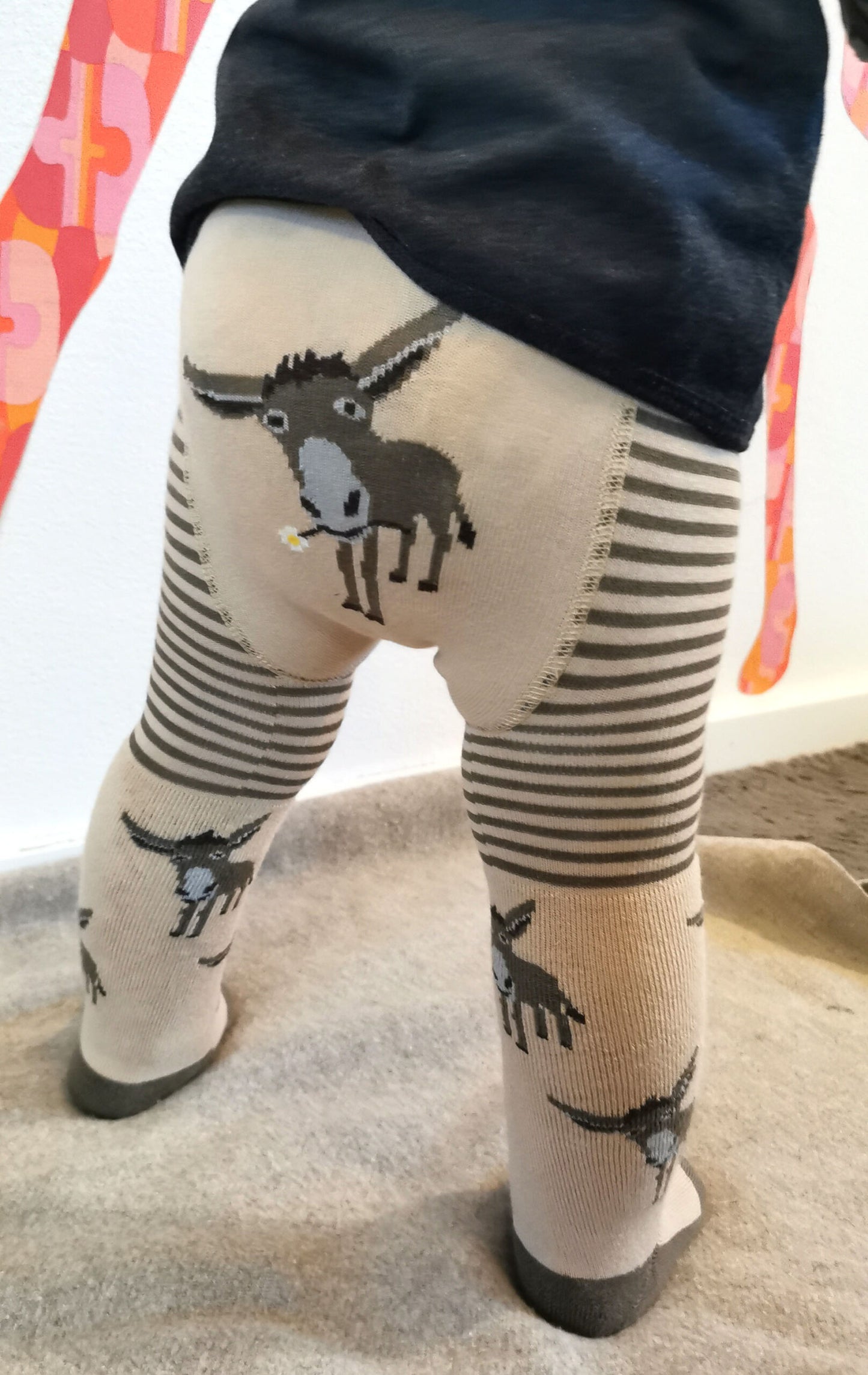 Süße Babystrumpfhose aus Frottee, beie mit graubraun und Eselchenmotiv.