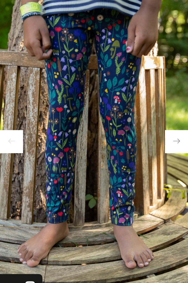 Tolle Kinderleggins mit botanischem Muster in bunten Farben.
