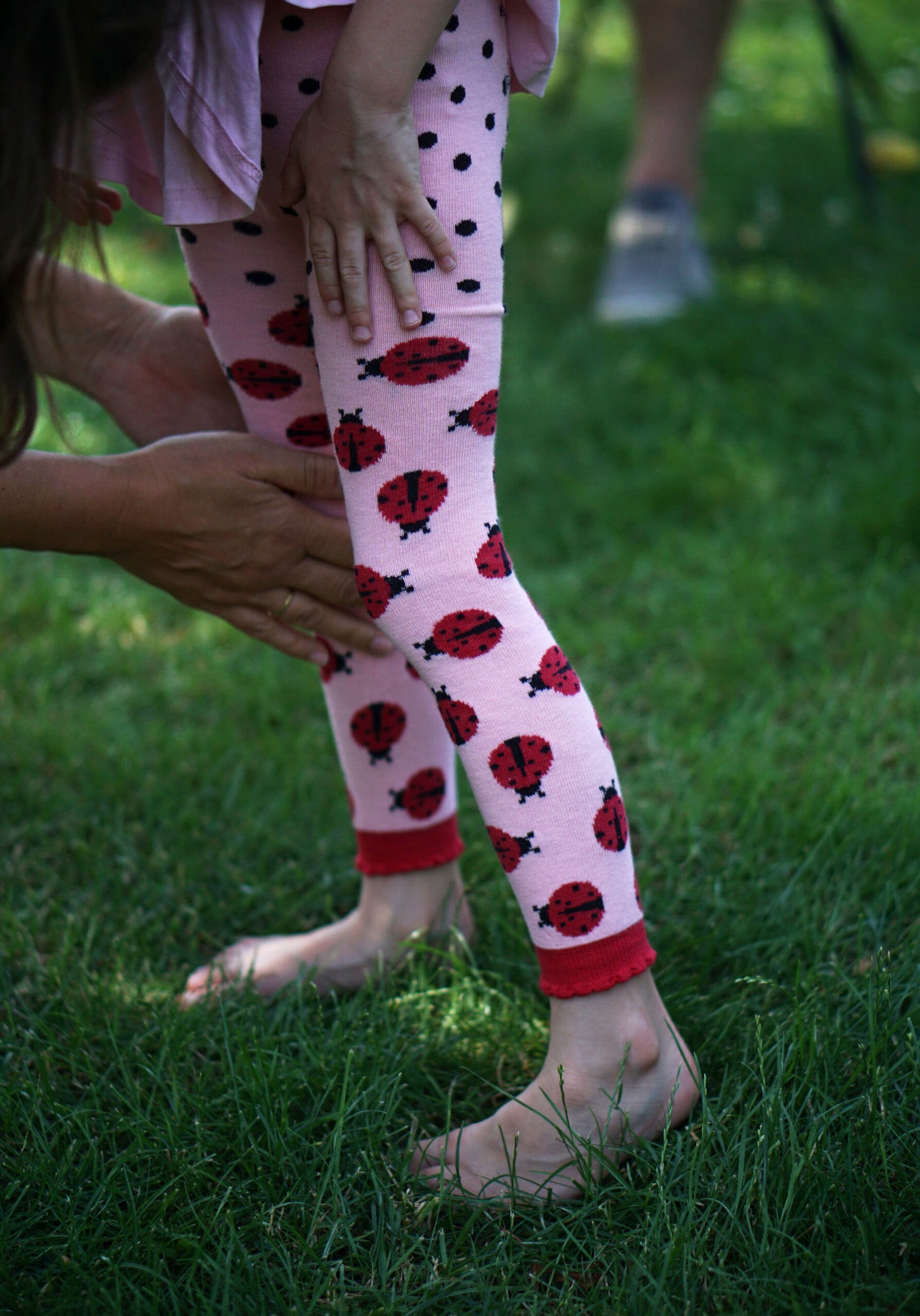 Süsse Leggins aus Biobaumwolle in ros, rot und schwarz mit Marienkäfern und unkten.