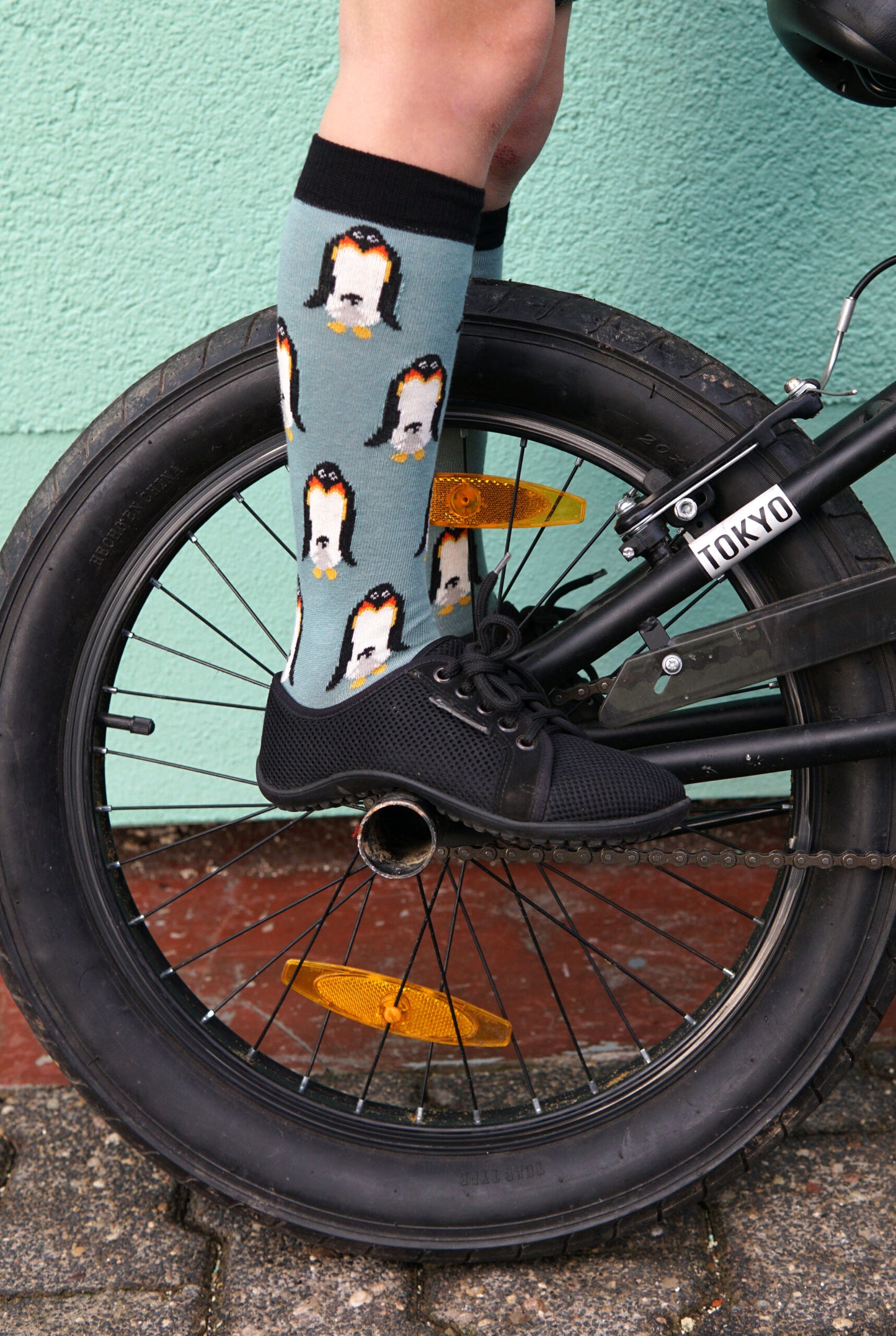 Knestrümpfe aus Biobaumwolle mit lustigen kleinen Pinguinen in schwarz und hellblau.