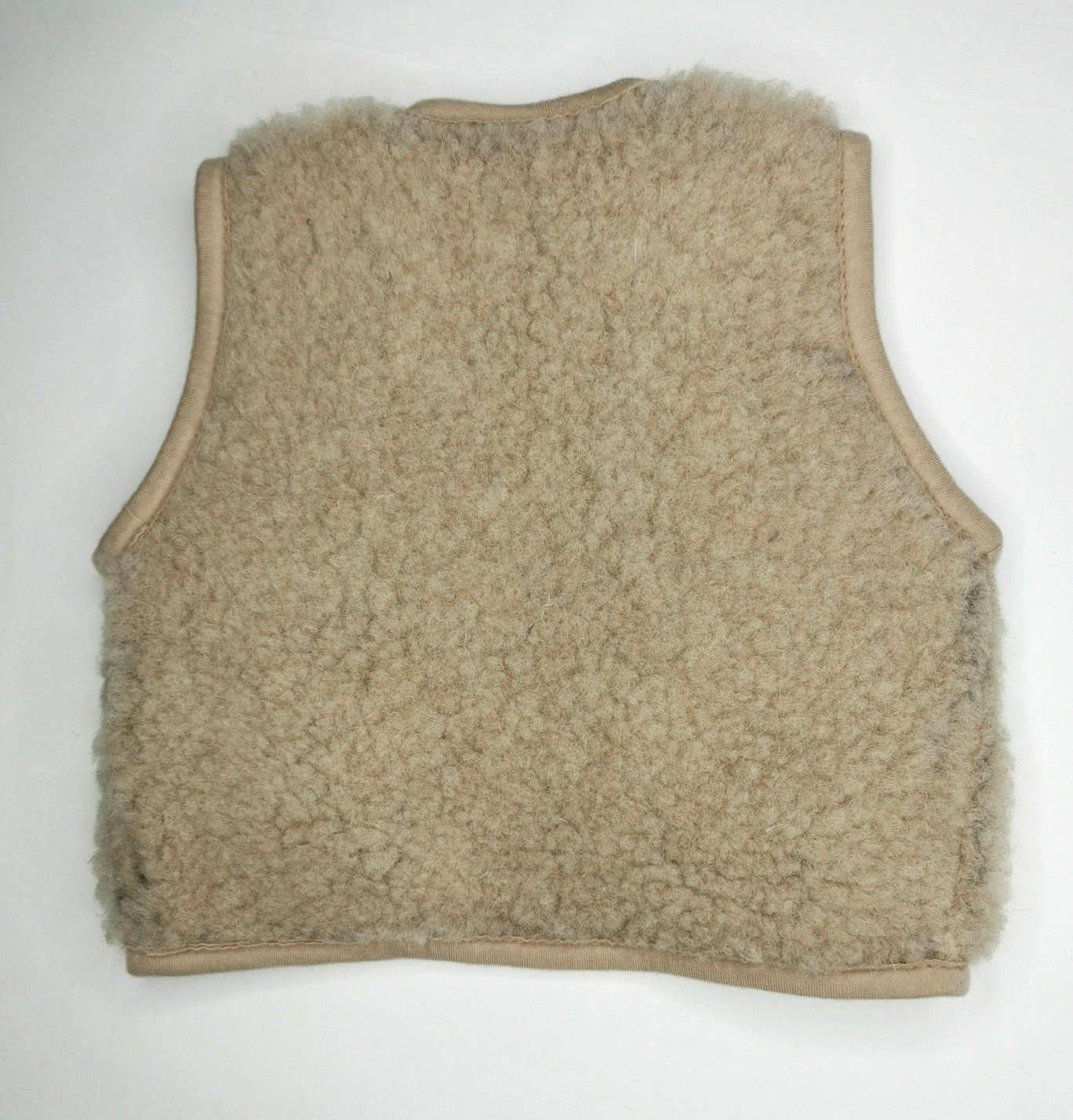 Kuschelige Baby Weste mit Druckknopf aus Wollflies in zartem beige.