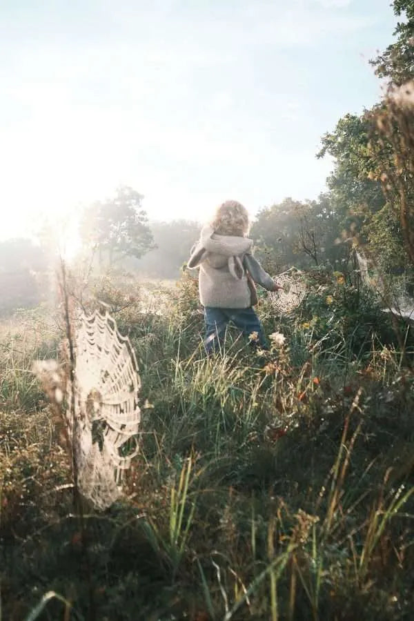 Wolle Bodywarmer Weste Ovi beige mit Öhrchenkapuze von We Are Wovens