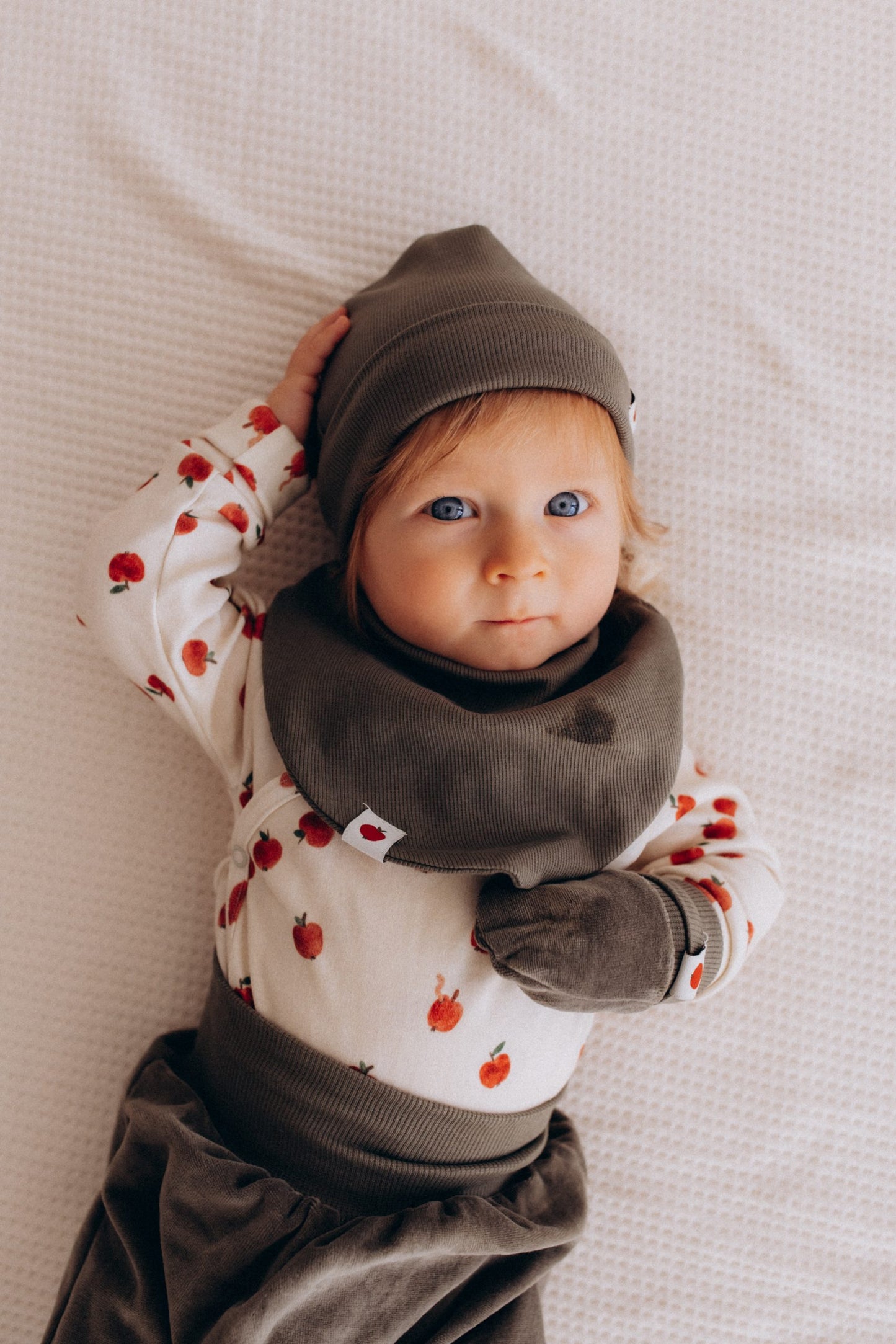 Baby Body Apfel aquarell beige und rot von Wooly Organic