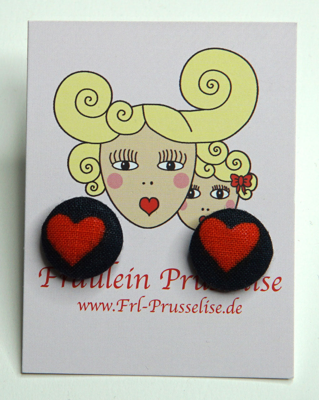 Ohrstecker mit schoenen, roten Herzen aus originalem Retrostoff.