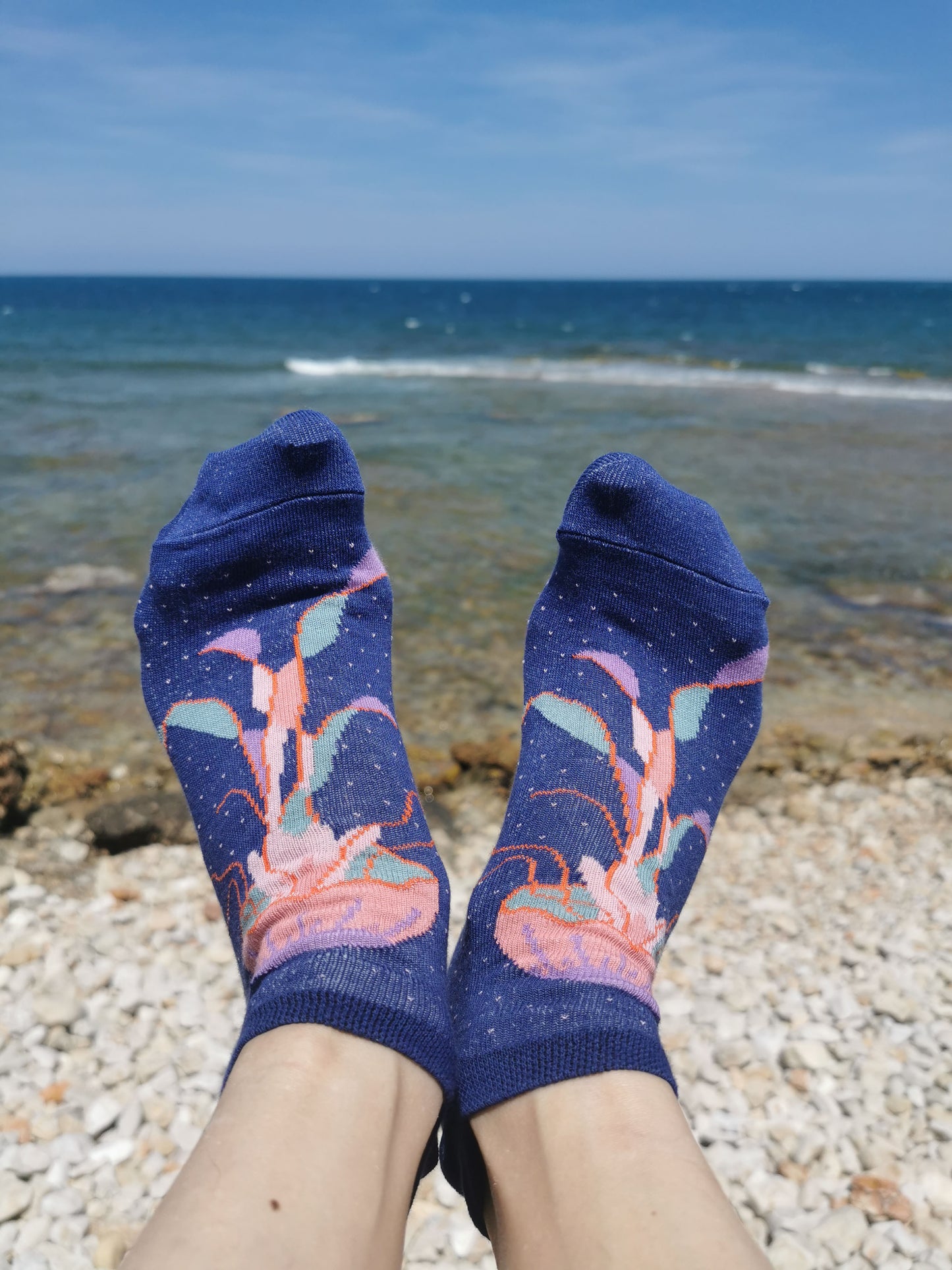 Tolles Tragefoto von den Medusa Sneakersocken mit Quallenmotiv in blau und Puenktchen.