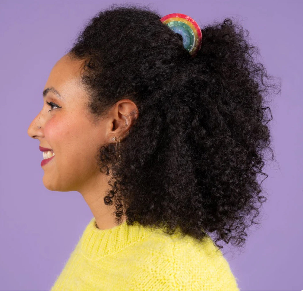 Haarklammer Regenbogen Form, in schimmerndem rot,gelb,gruen,blau und lila.