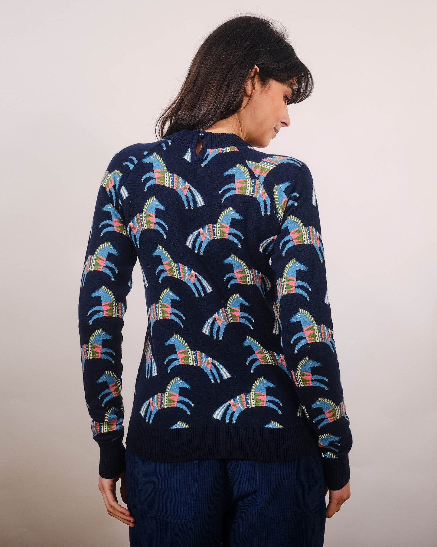 Strickpullover aus Biobaumwolle mit süßem Pferdchenmuster in trendy Retrofarben, schmale Passform.