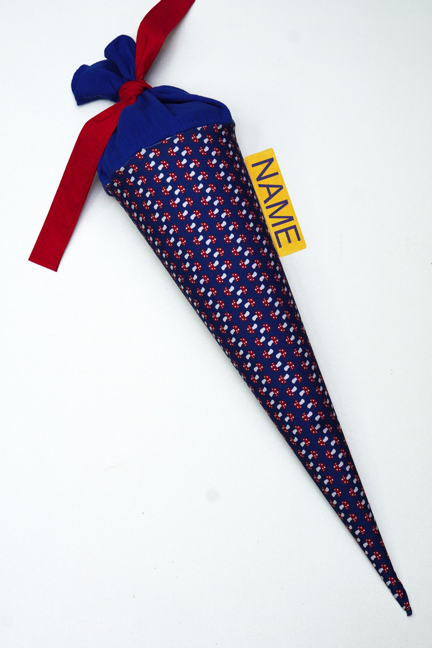 Retro-Schultuete mit Prusselise Fliegenpilzmuster ,in rot und blau.